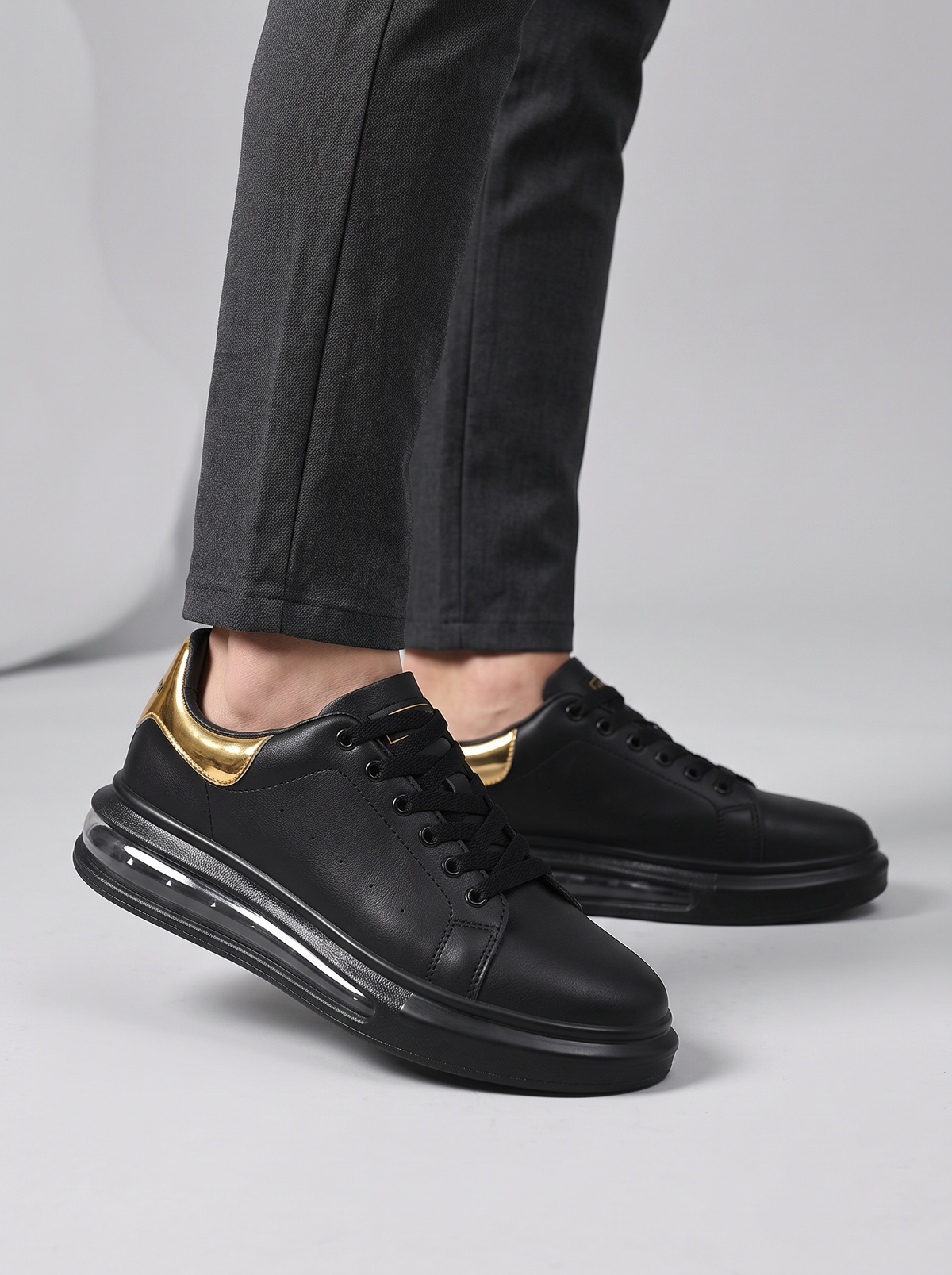 Benjamin zwarte sneakers gedragen