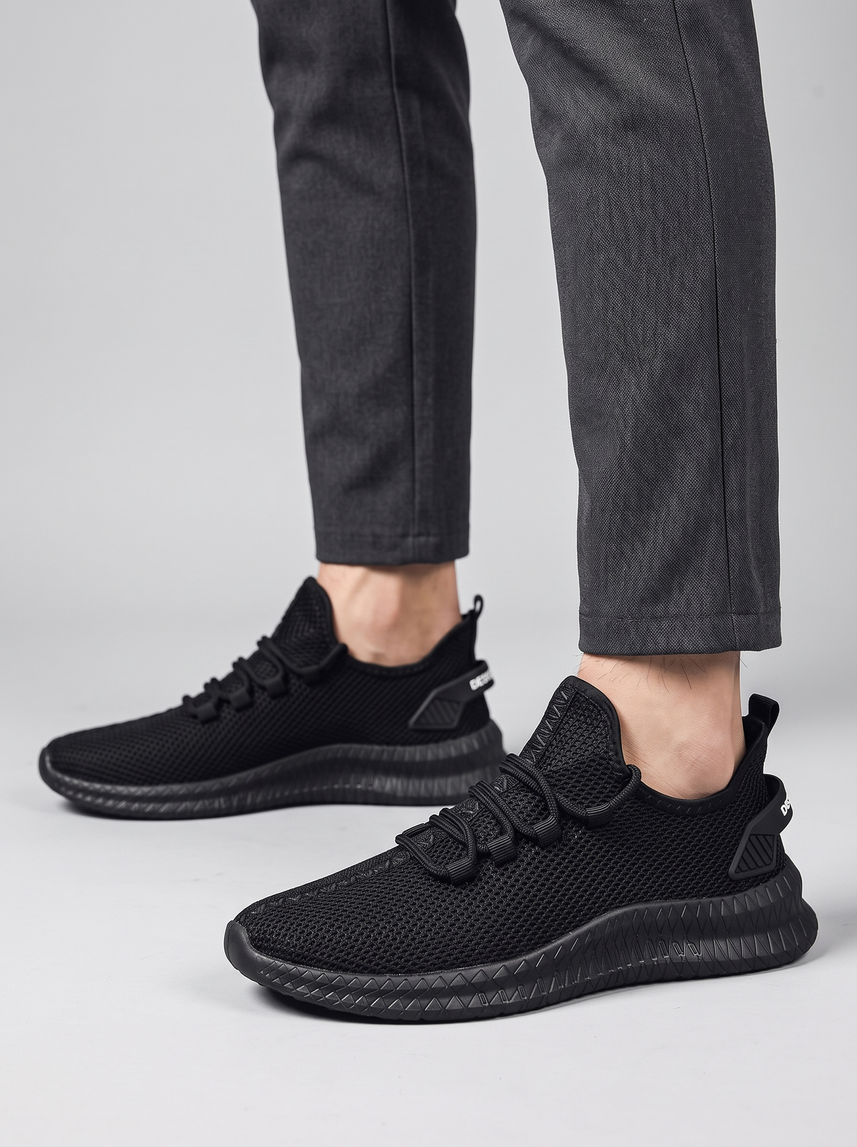 Breeze zwarte mesh sneakers gedragen