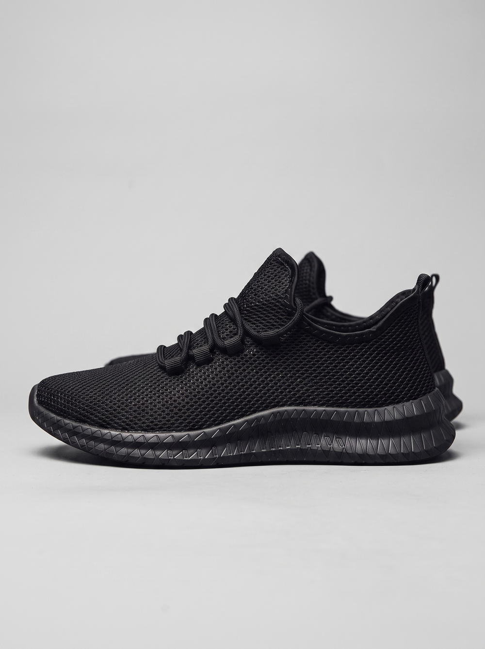 Breeze zwarte mesh sneaker zijaanzicht