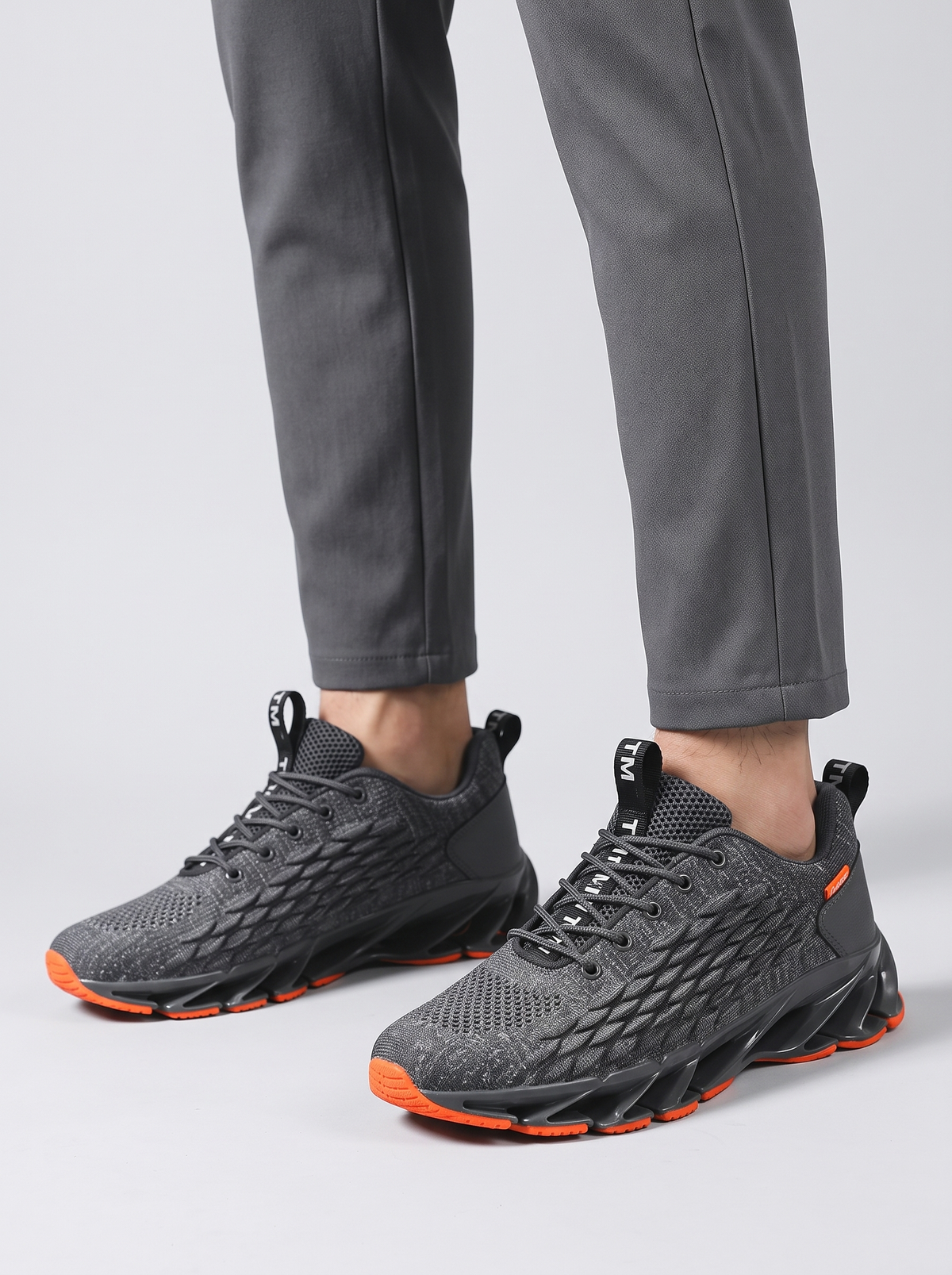 Rush grijze hardloopschoenen gedragen