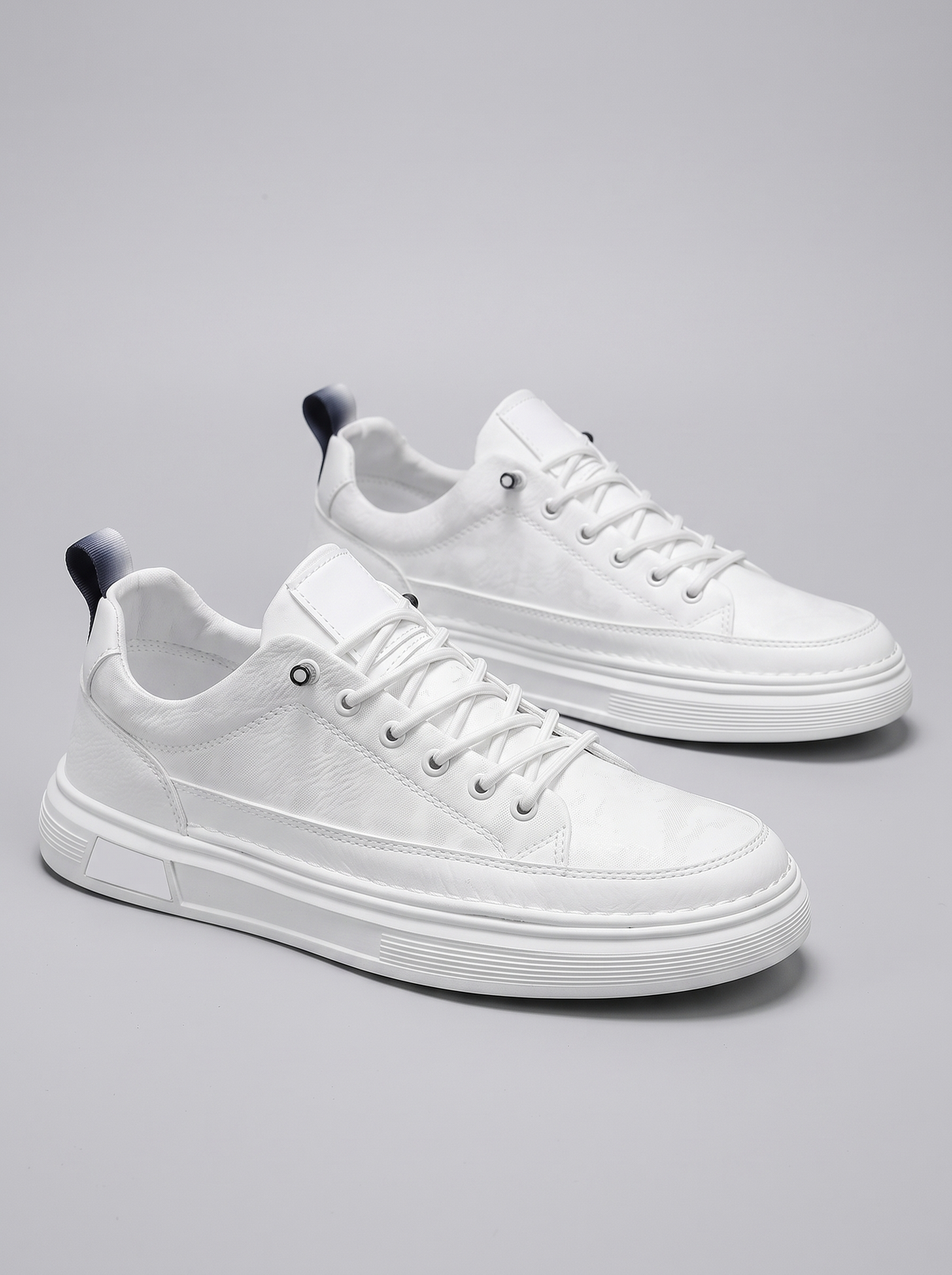 Luxe witte platform sneakers paar driekwart