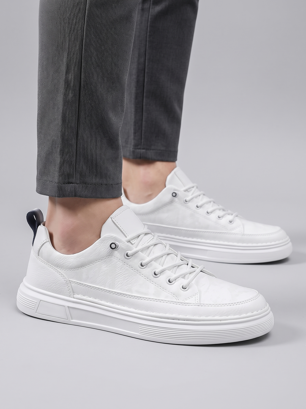 Luxe witte platform sneakers gedragen