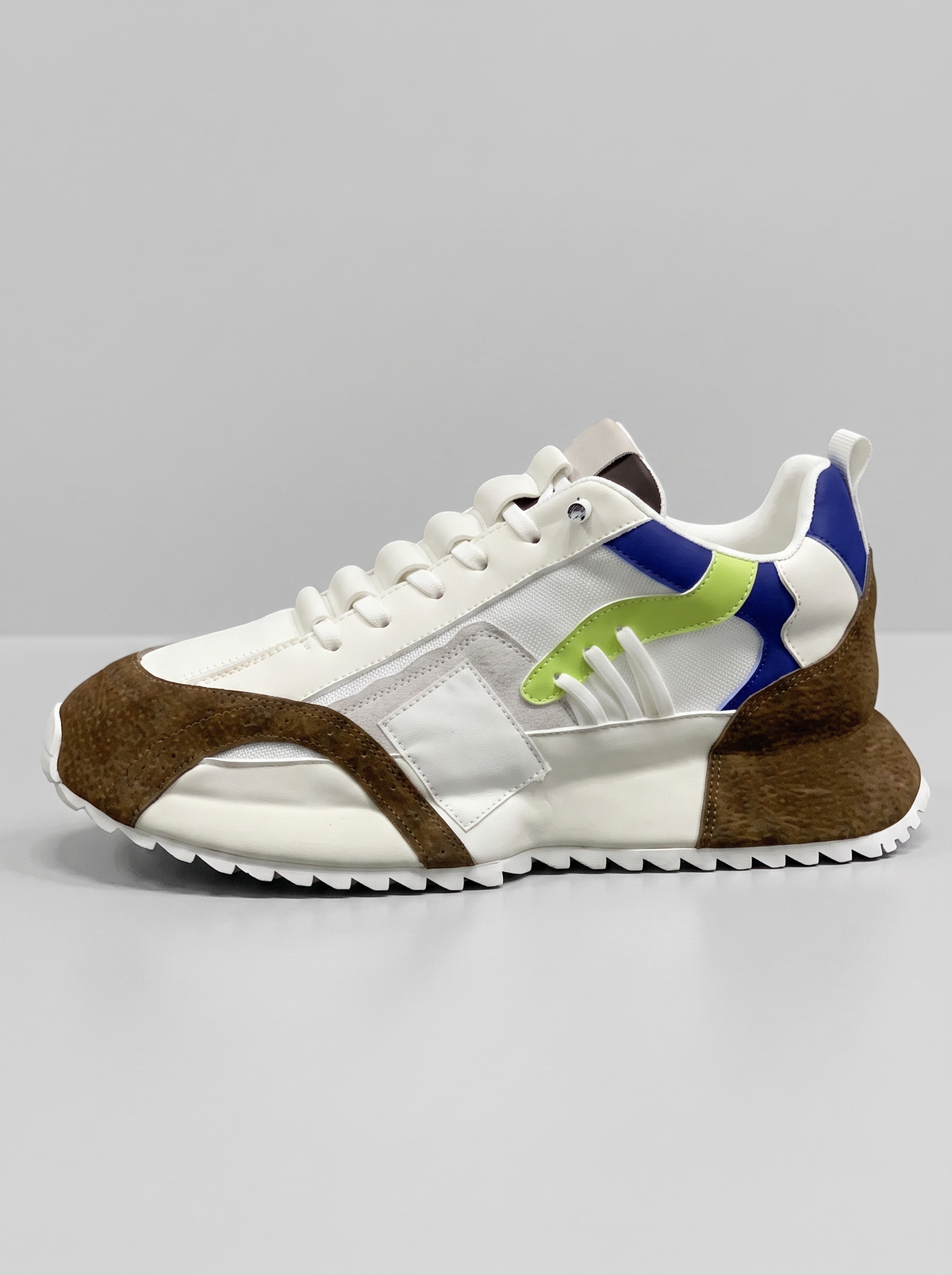 Platform witte sneaker zijaanzicht