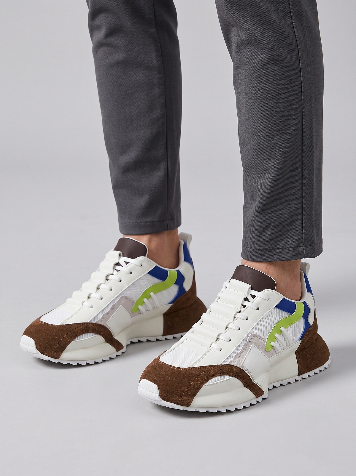 Platform witte sneakers gedragen