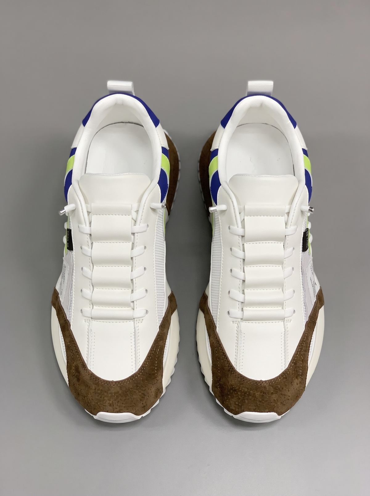 Platform witte sneakers bovenaanzicht