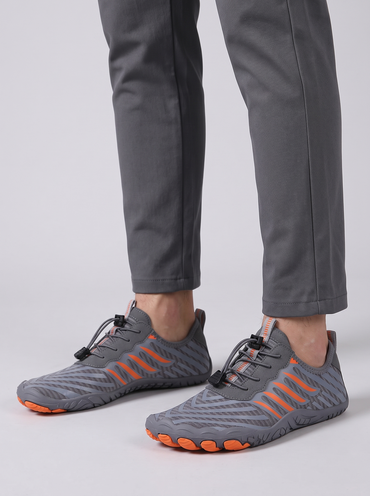 Aqua grijze waterschoenen gedragen
