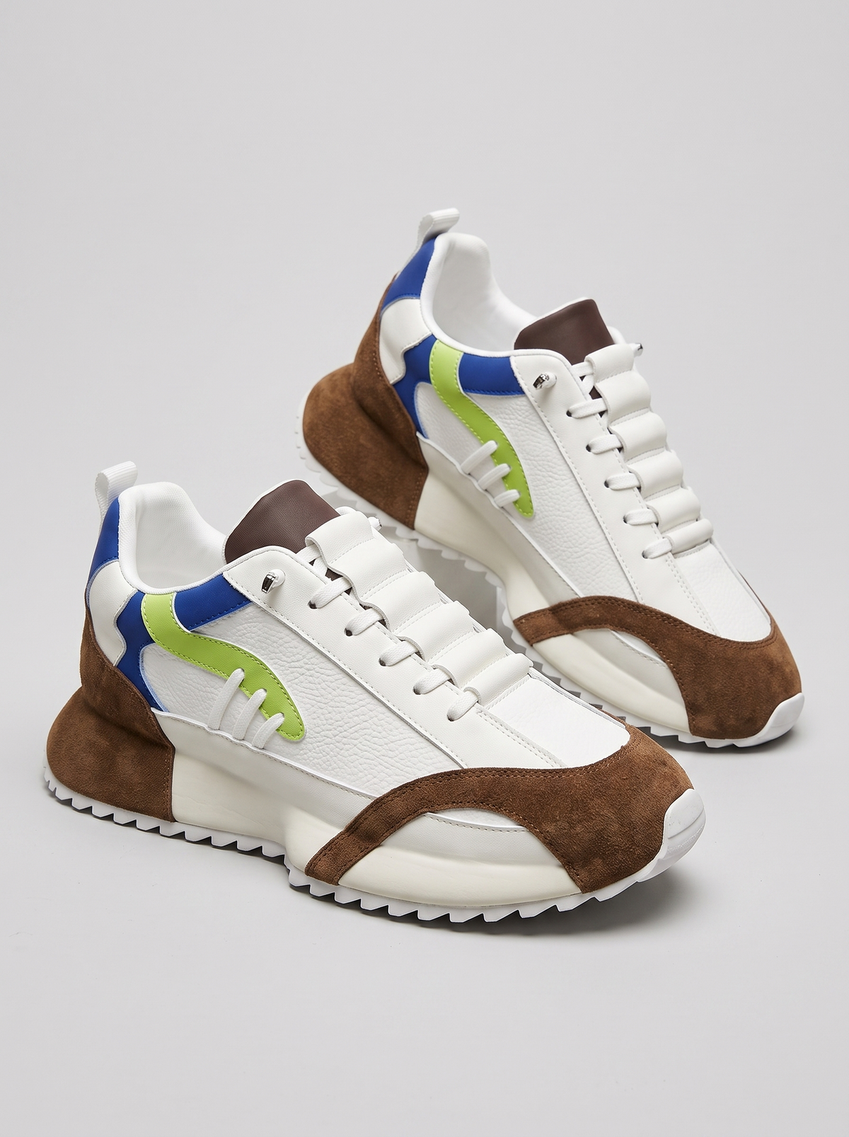 Platform witte sneakers met bruine suede paar driekwart