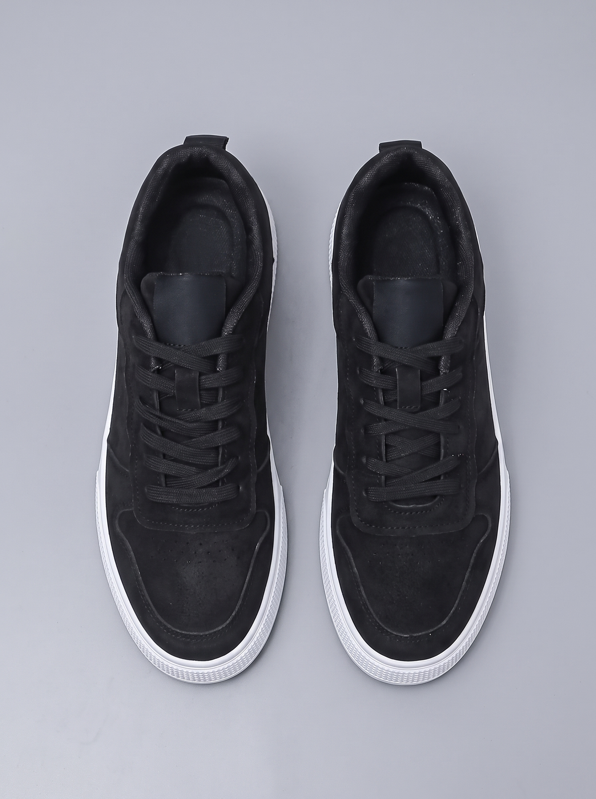 Onyx zwarte suede sneakers bovenaanzicht