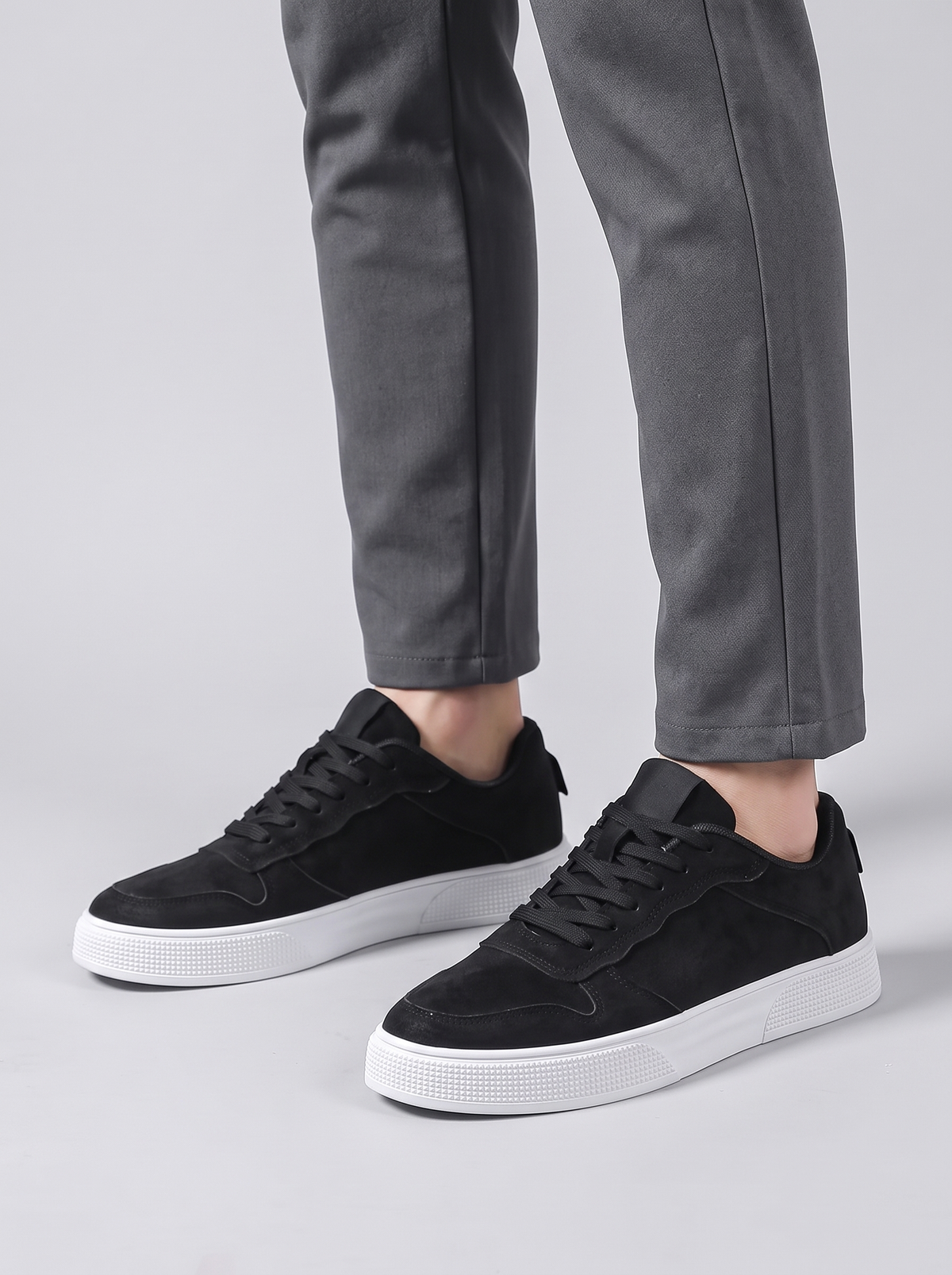 Onyx zwarte suede sneakers gedragen
