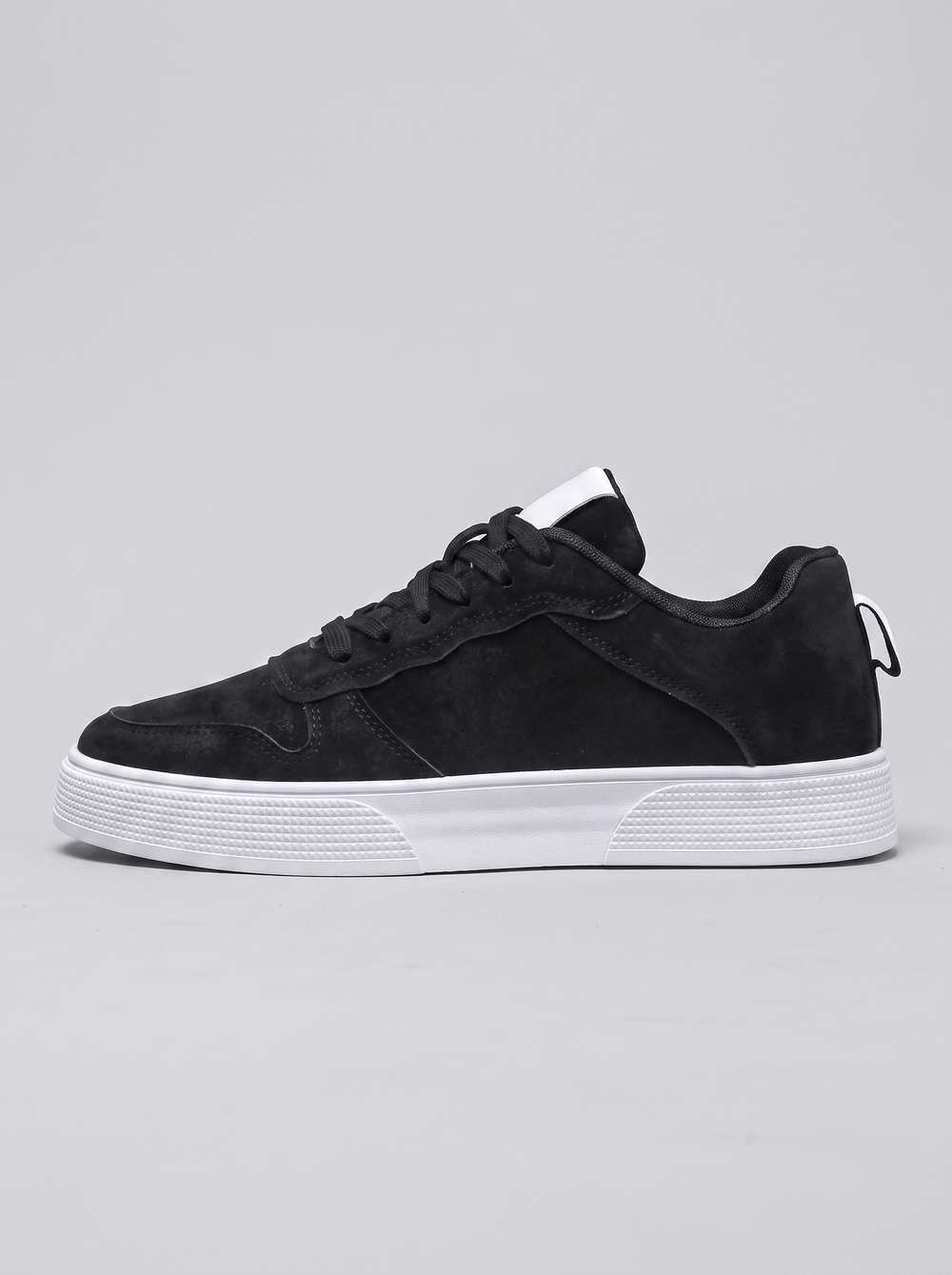 Onyx zwarte suede sneaker zijaanzicht