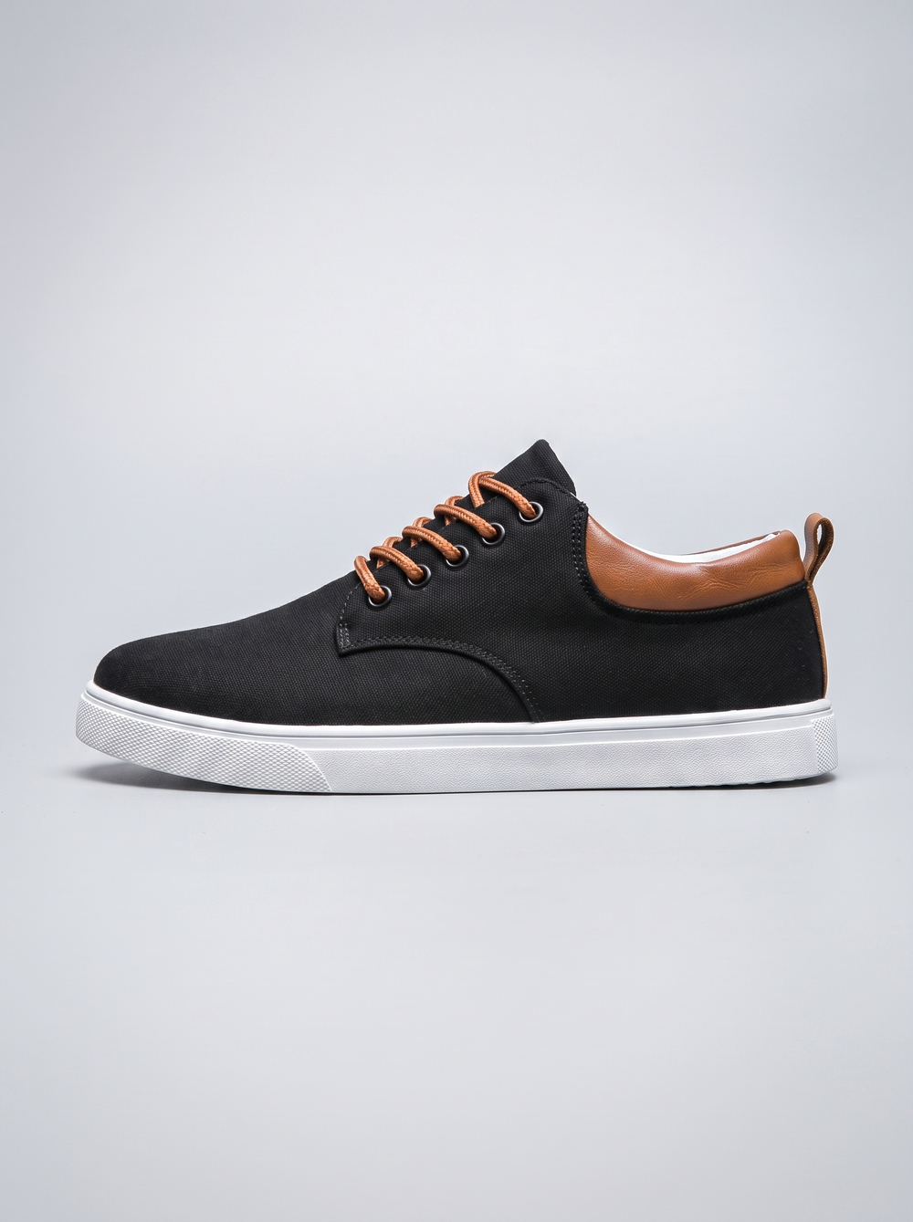 Canvas zwarte sneaker zijaanzicht