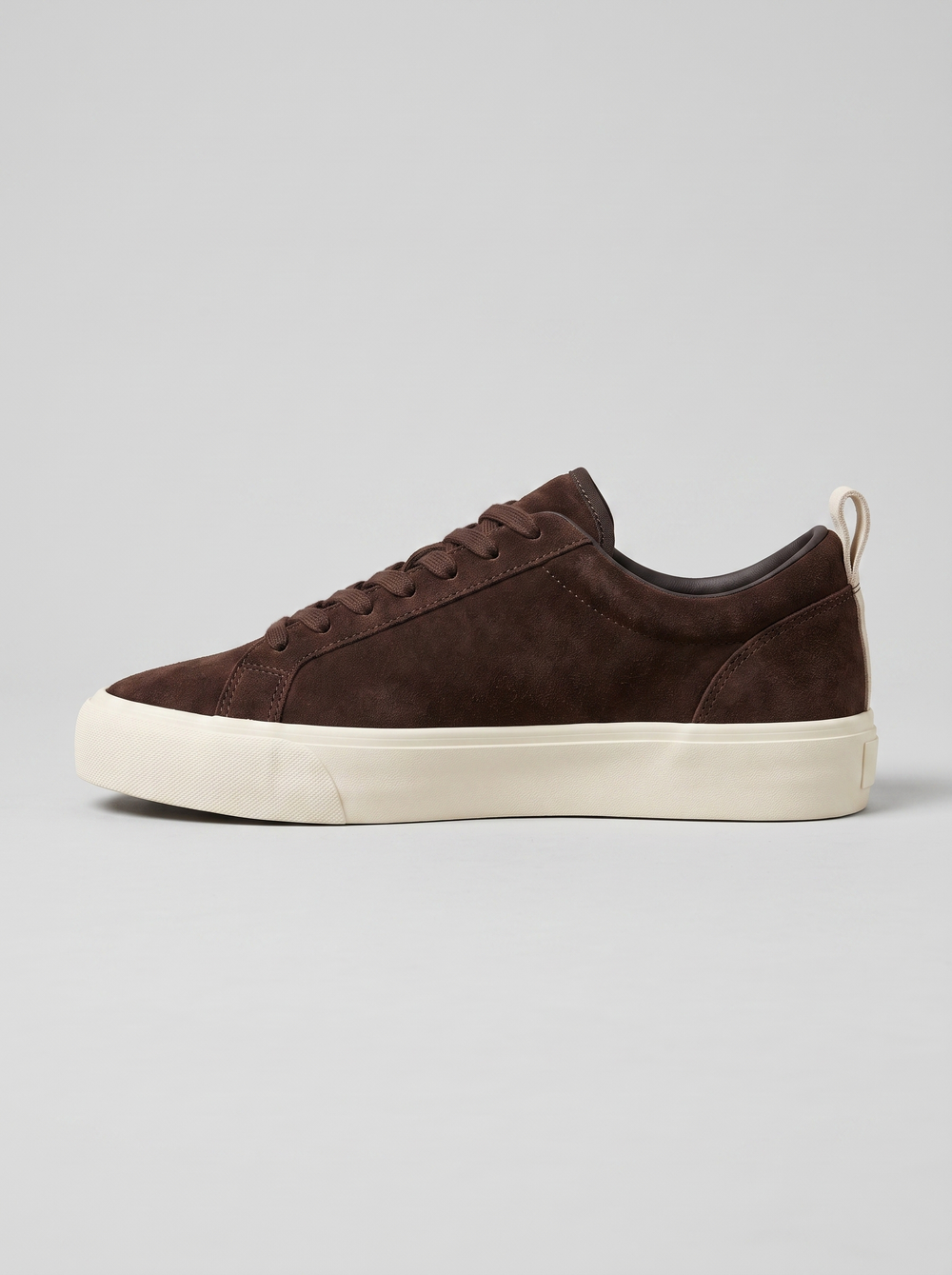 Preppy bruine suede sneaker zijaanzicht