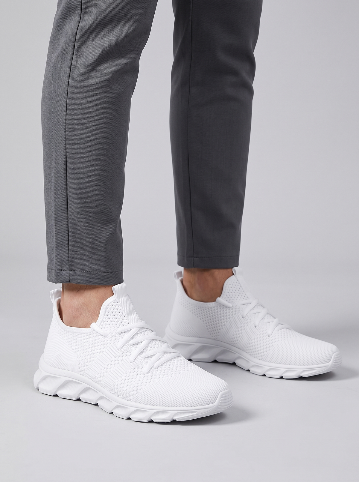 Mesh witte hardloopschoenen gedragen