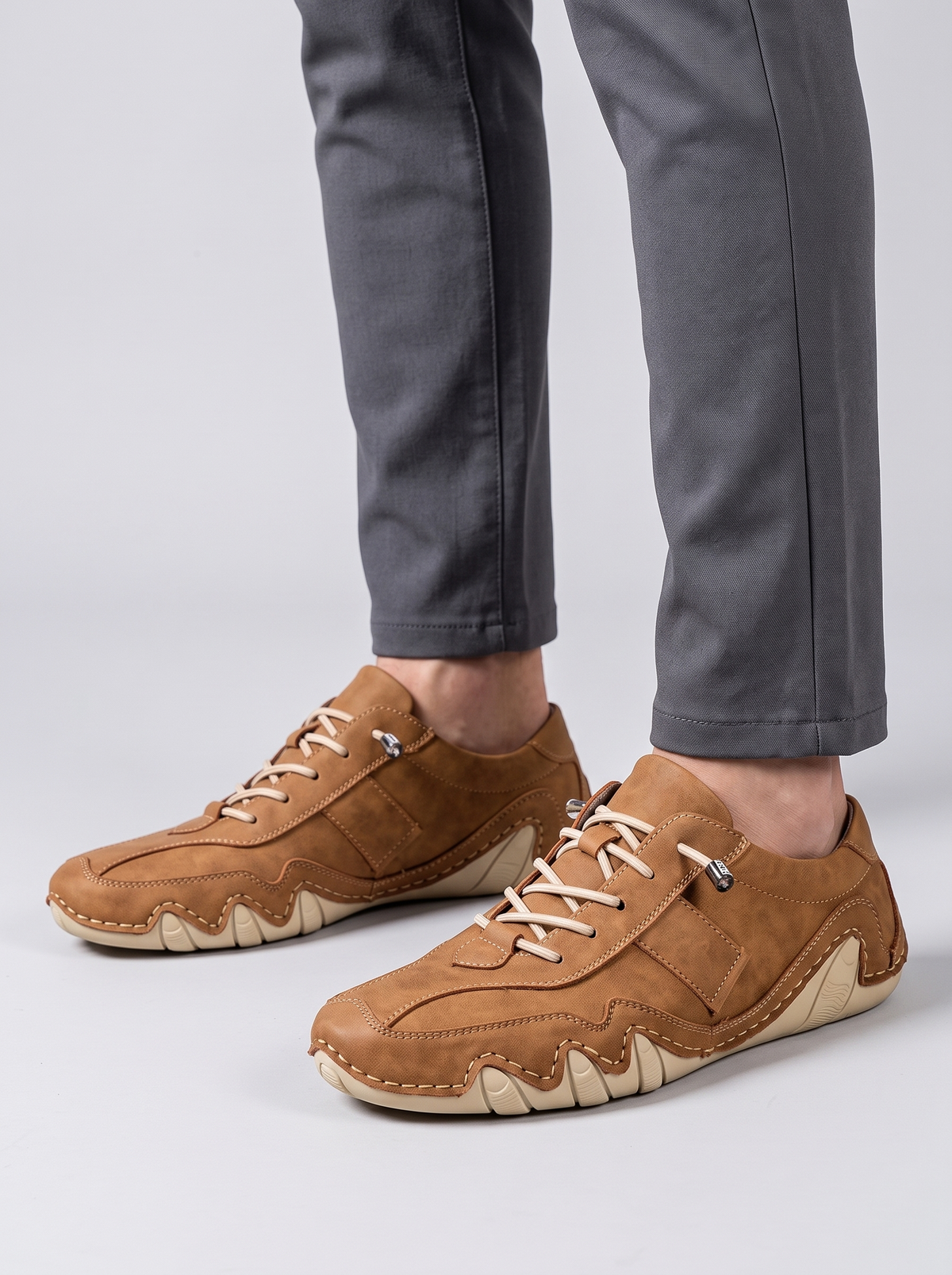 Barefoot cognac leren outdoorschoenen gedragen
