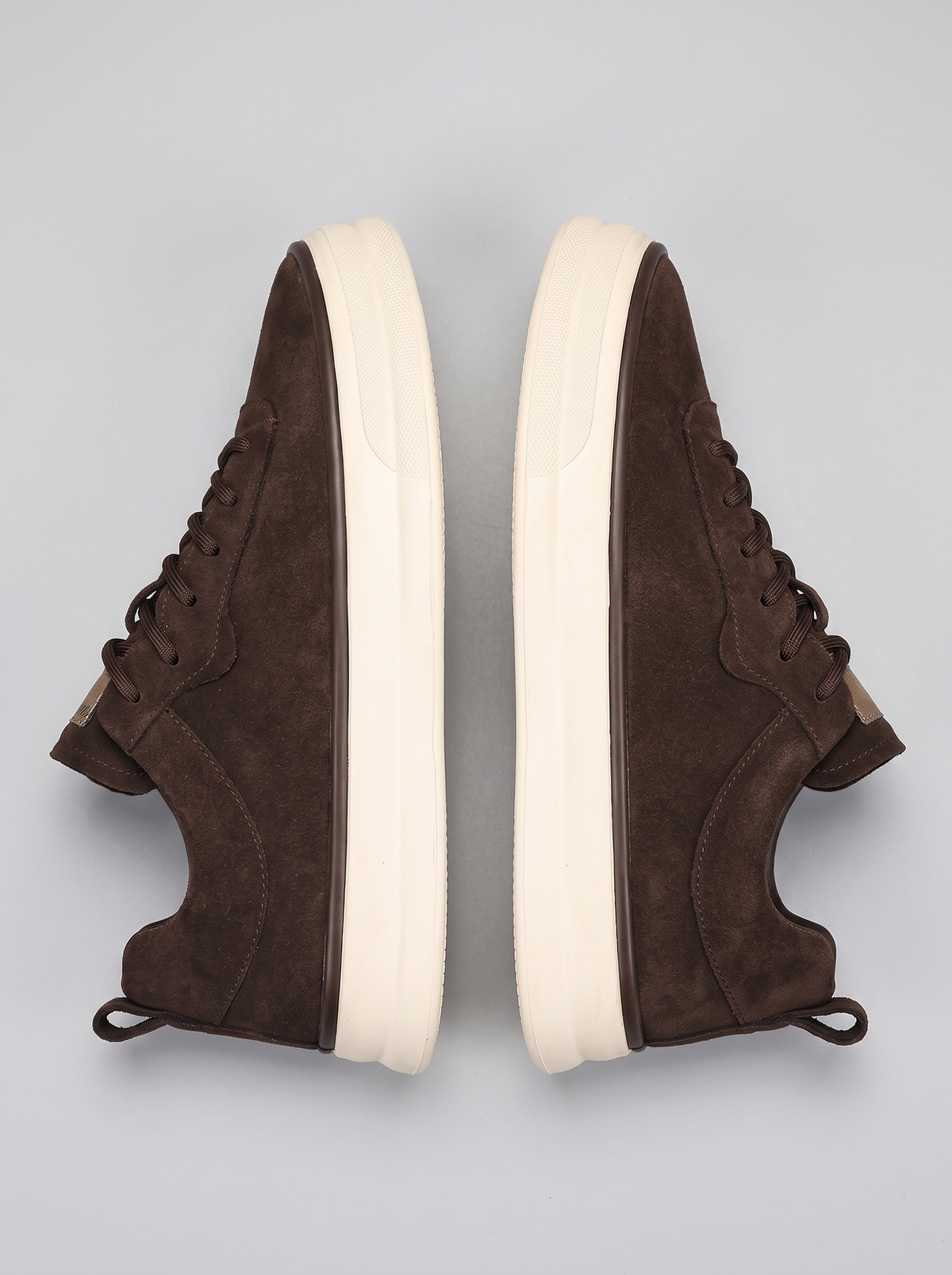 Preppy bruine suede sneakers bovenaanzicht