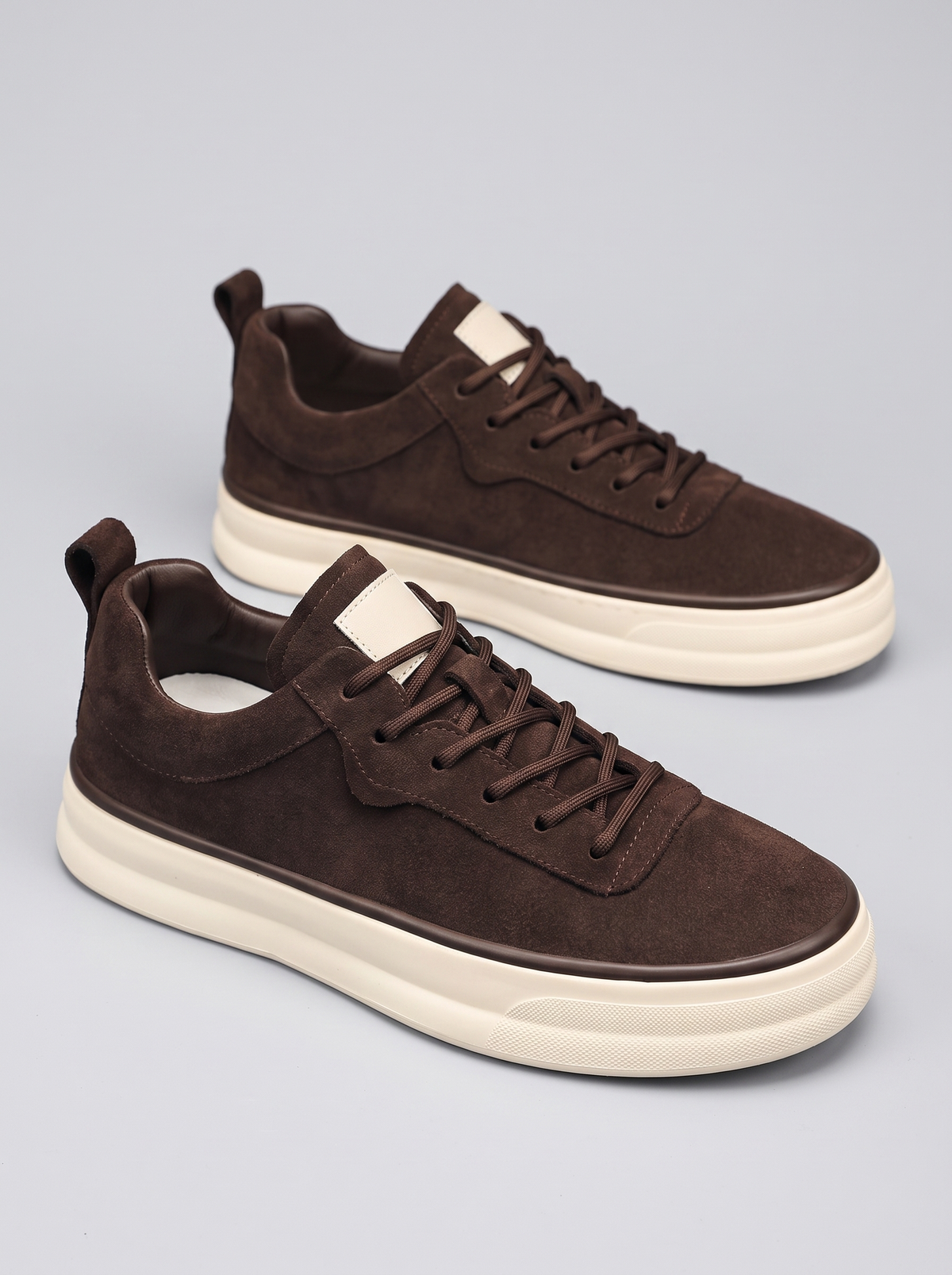 Preppy bruine suede sneakers paar driekwart