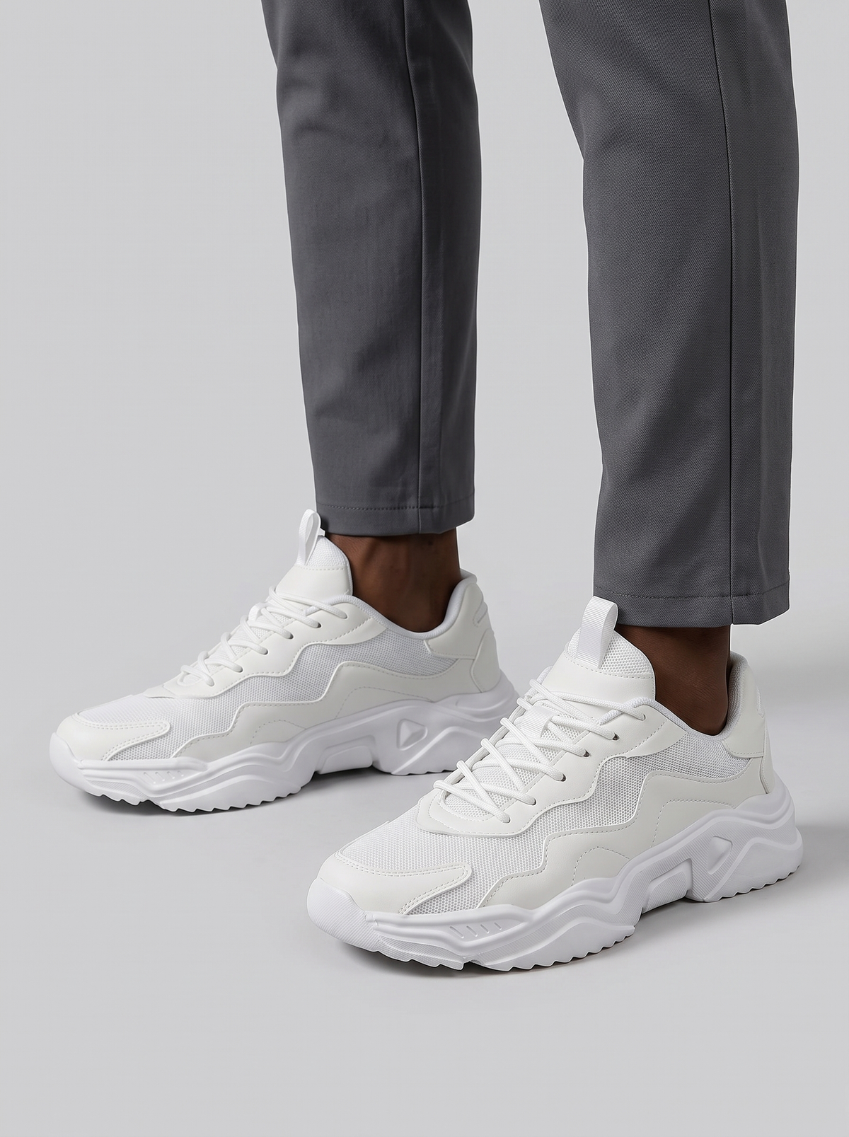 Light witte chunky sneakers gedragen