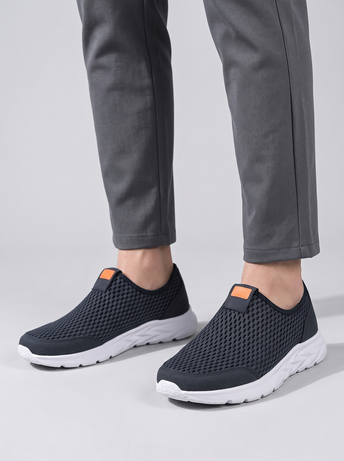 SlipOn donkerblauwe mesh instappers gedragen