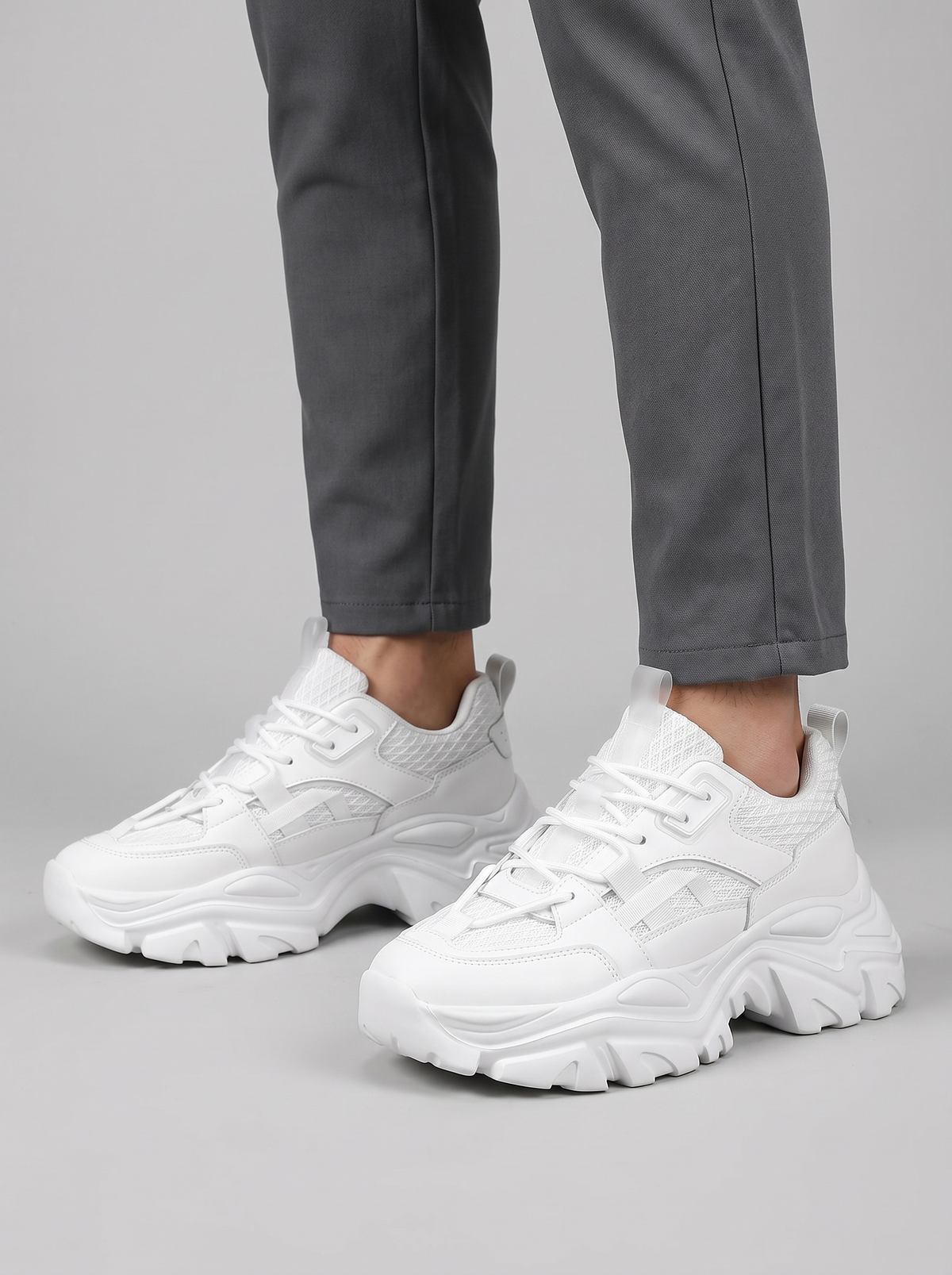 Chunky witte platform sneakers gedragen