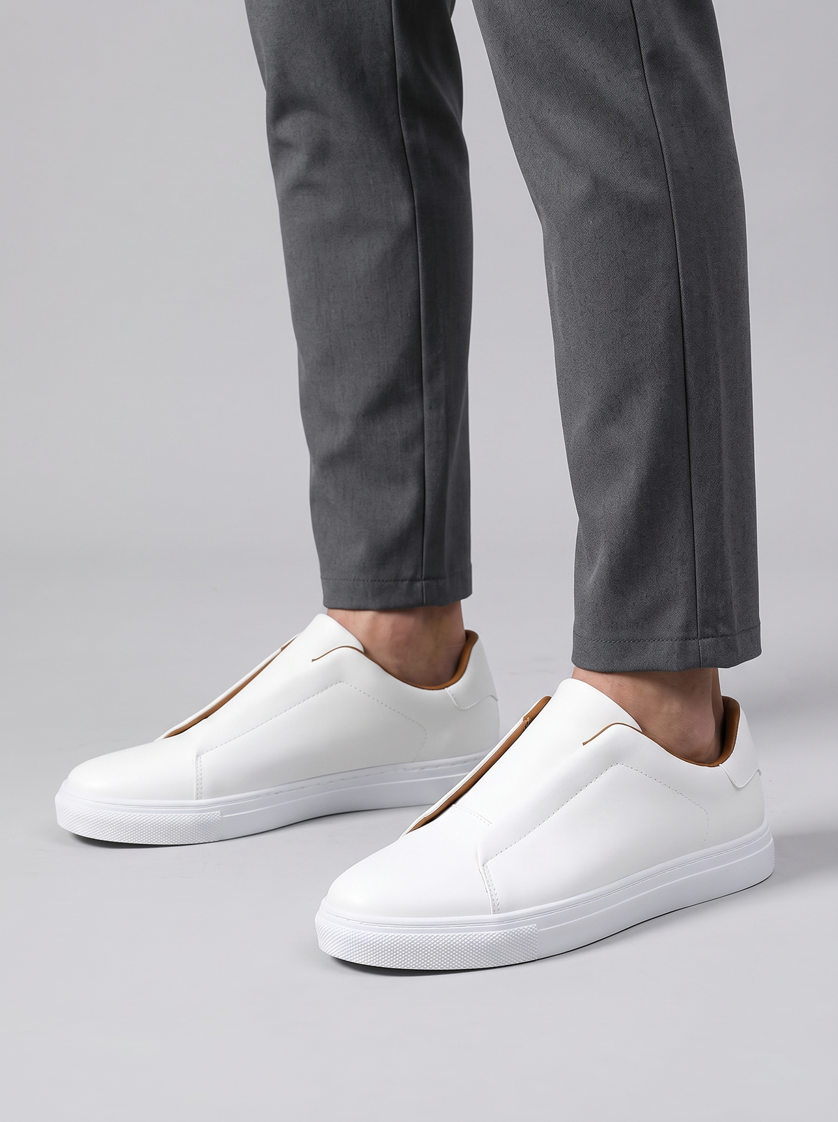 Easy witte leren sneakers gedragen