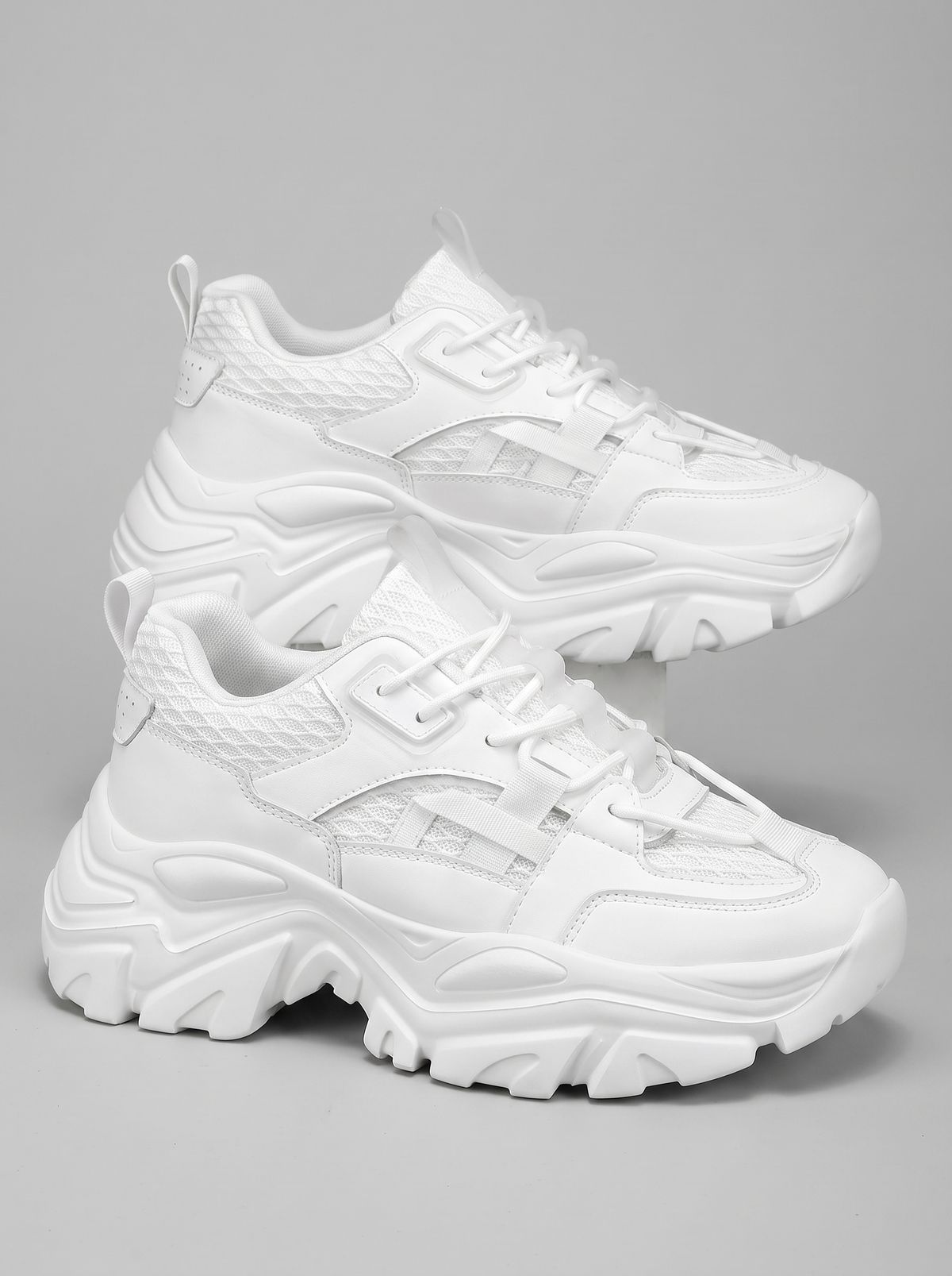 Chunky witte platform sneakers paar driekwart