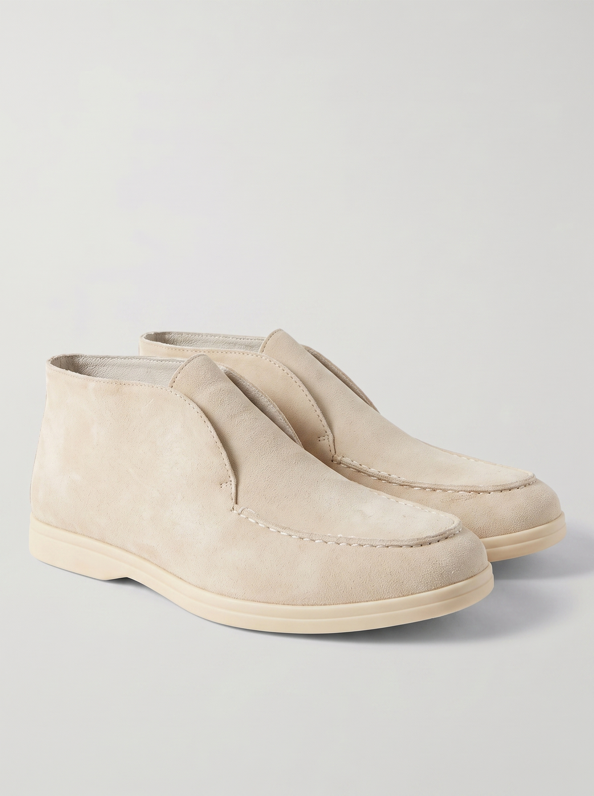 Mariner beige suede loafers paar driekwart