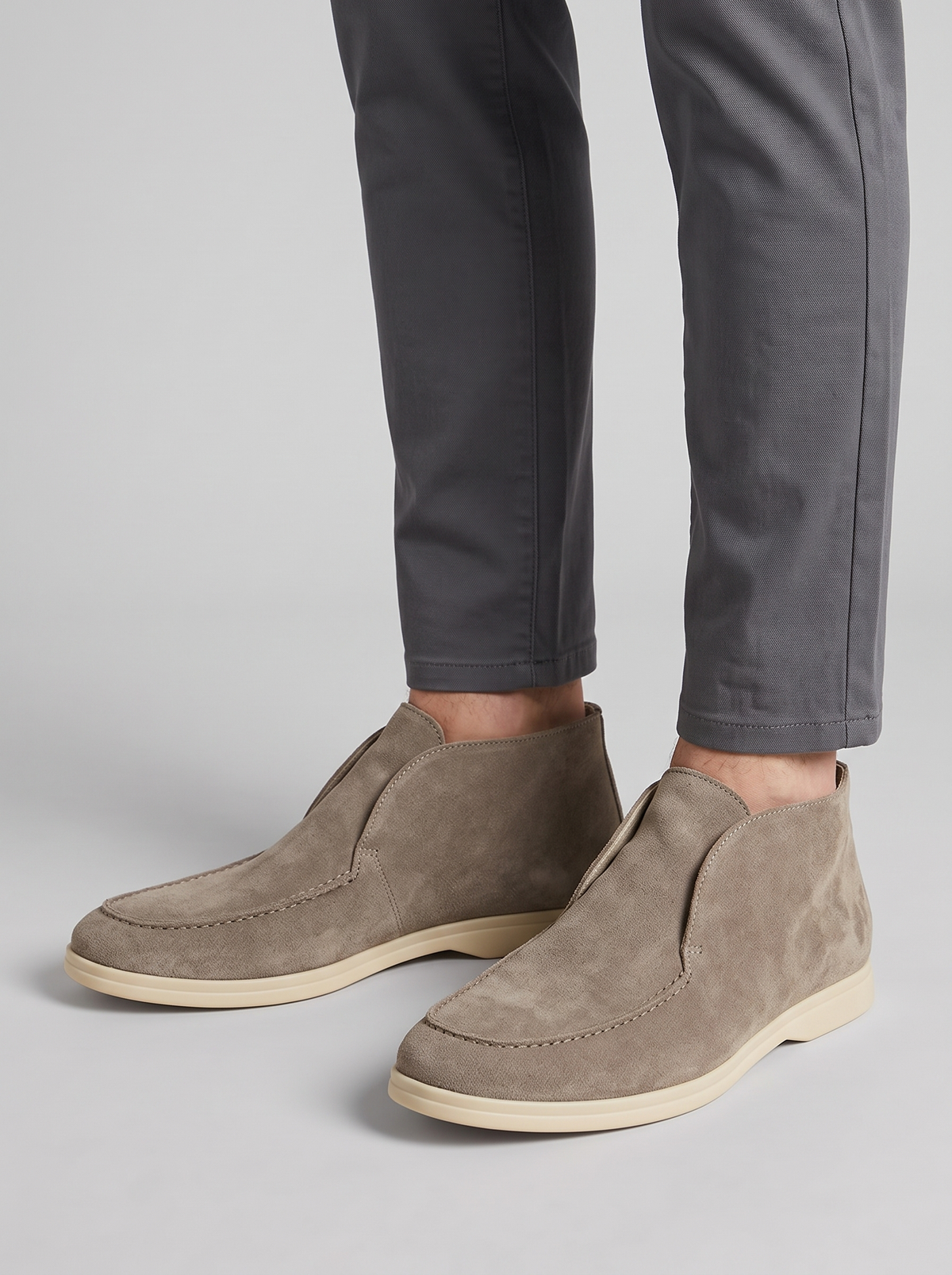 Mariner grijze suede loafers gedragen