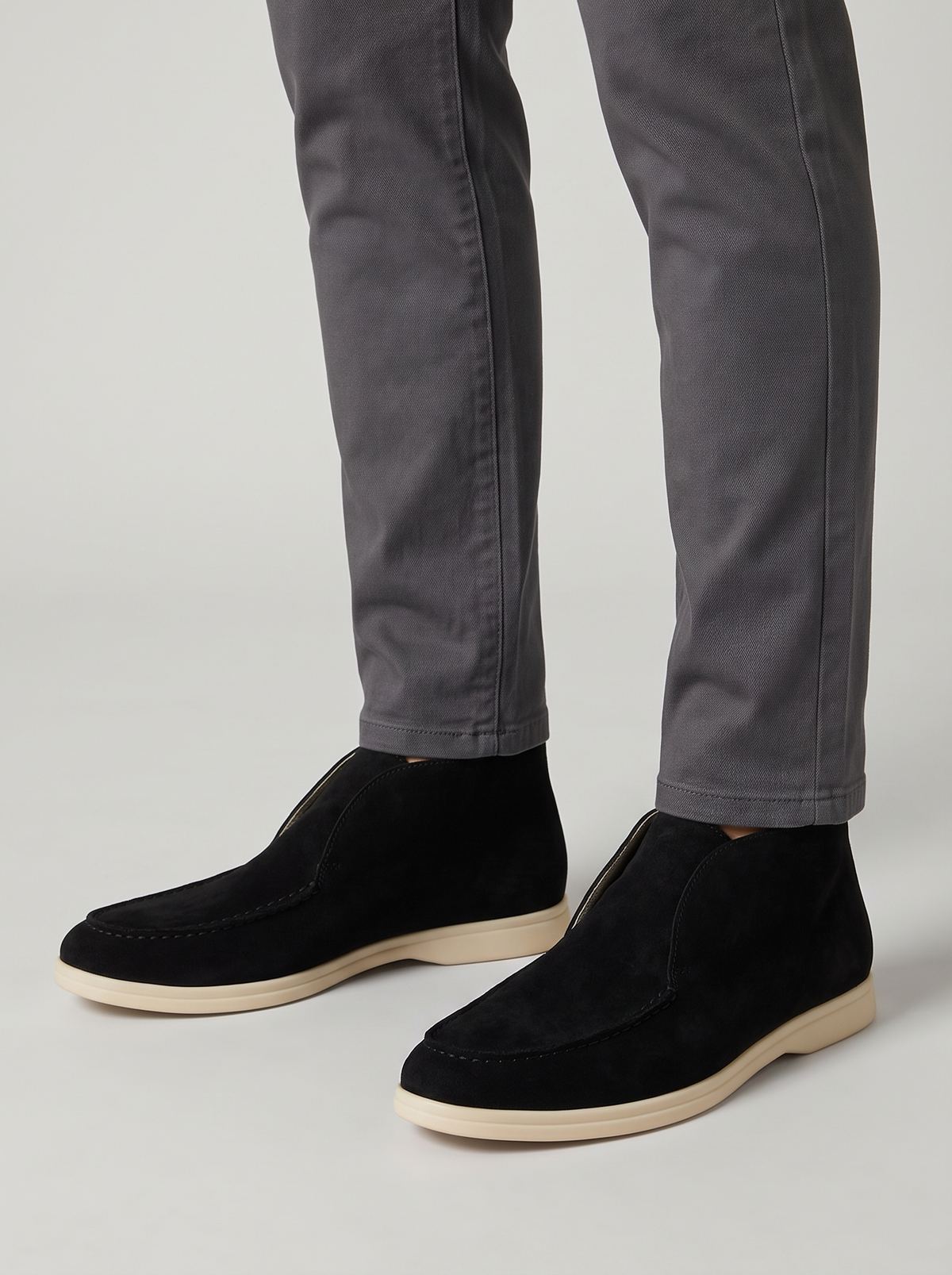 Mariner zwarte suede loafers gedragen