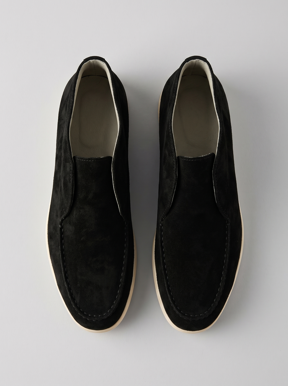 Mariner zwarte suede loafers bovenaanzicht