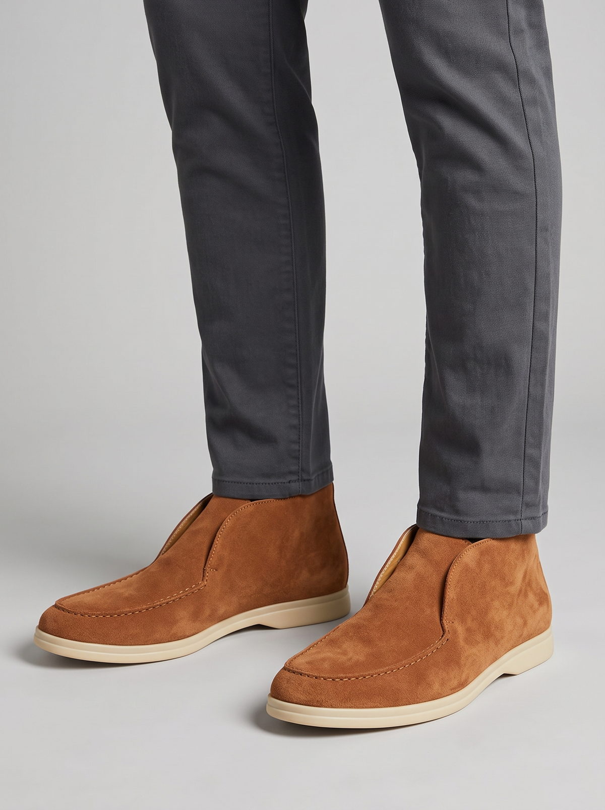 Mariner caramel suede loafers gedragen