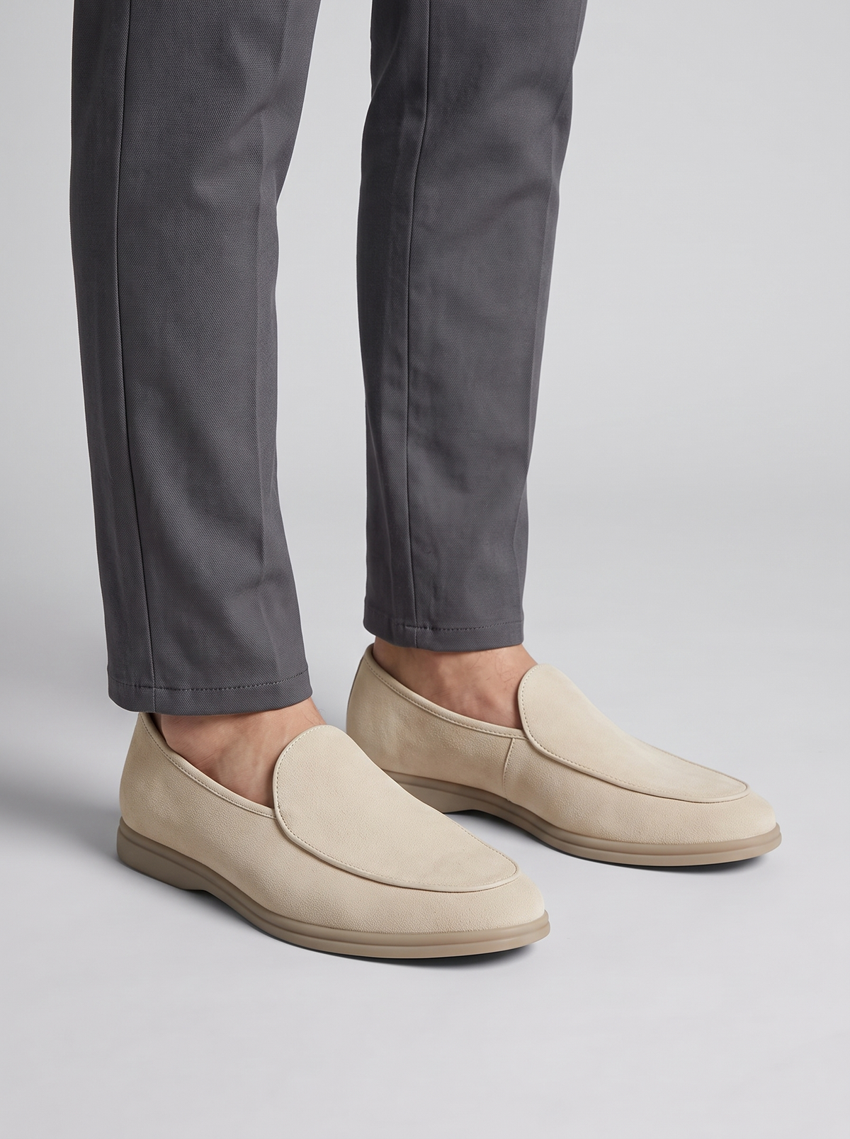 Stirling beige zachte loafers gedragen