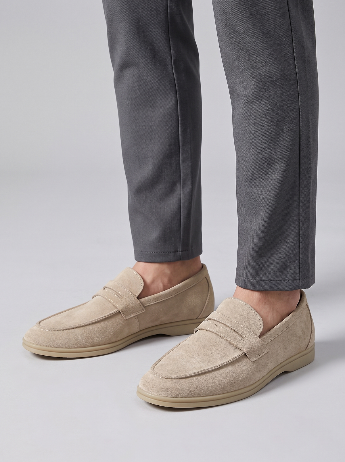 Stirling beige suede penny loafers gedragen