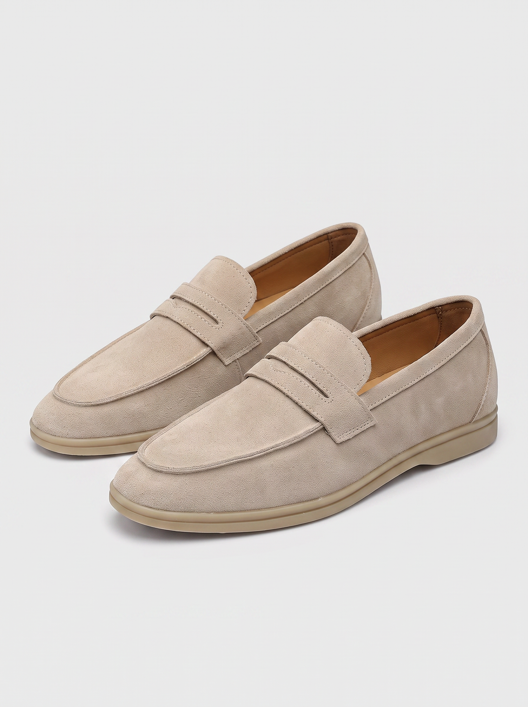 Stirling beige suede penny loafers paar driekwart