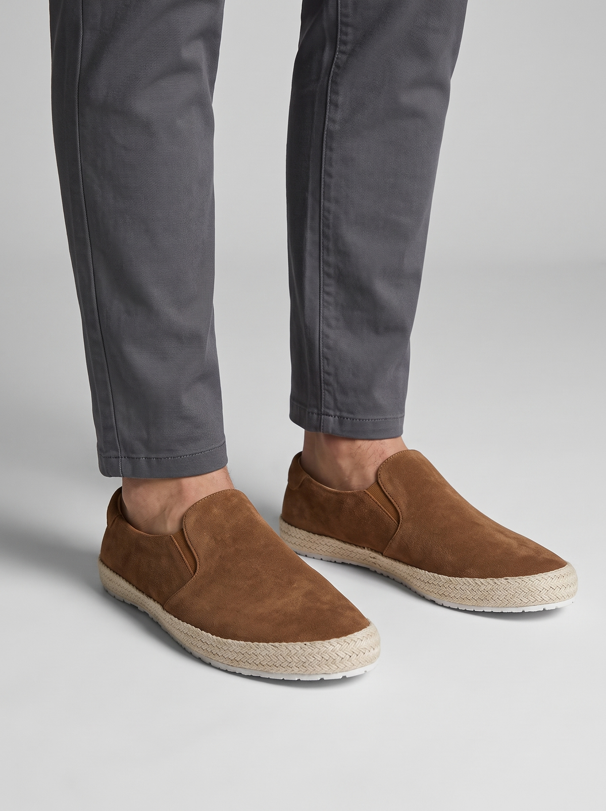 Riviera bruine suede espadrilles gedragen