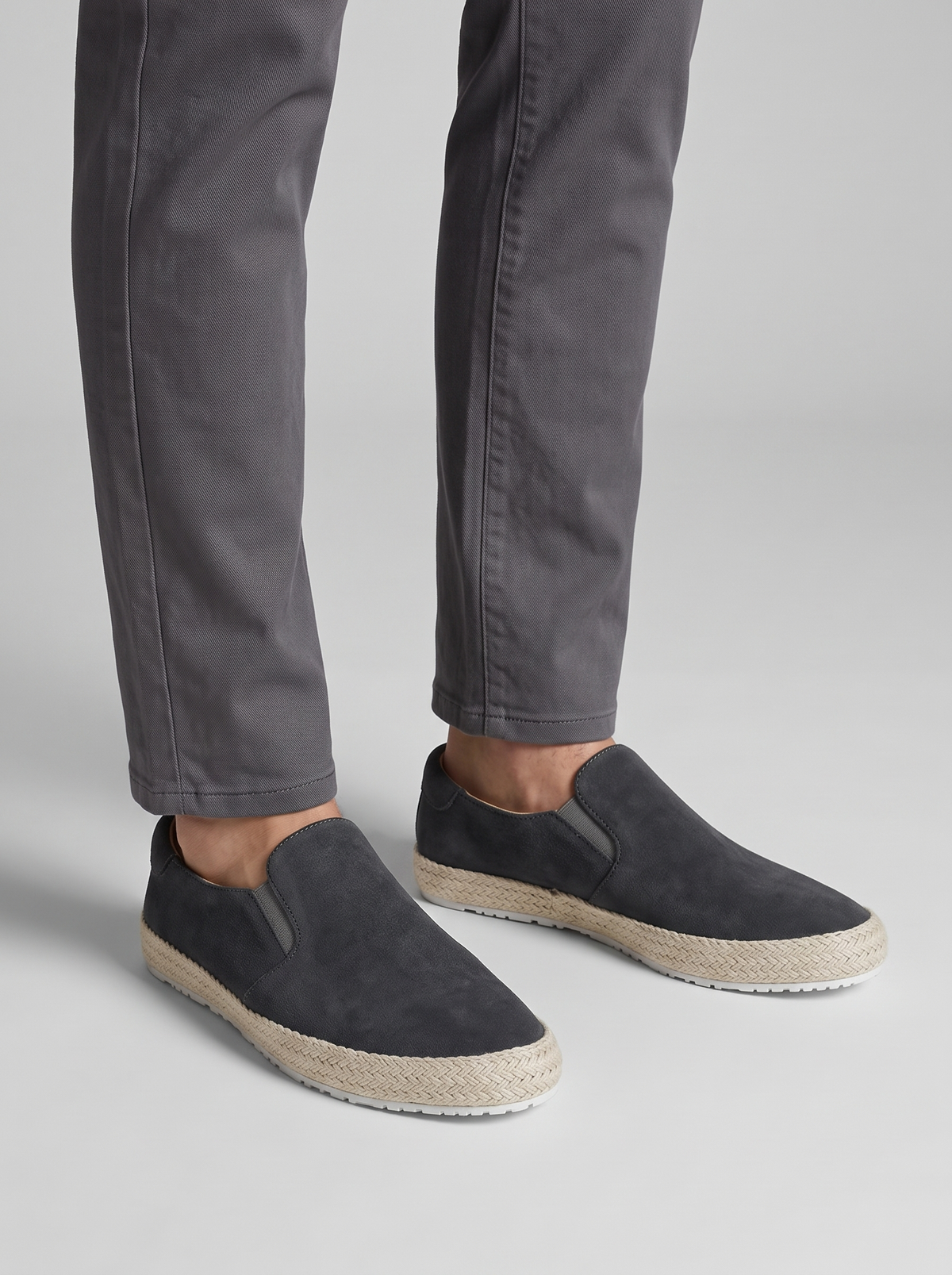 Riviera grijze suede espadrilles gedragen