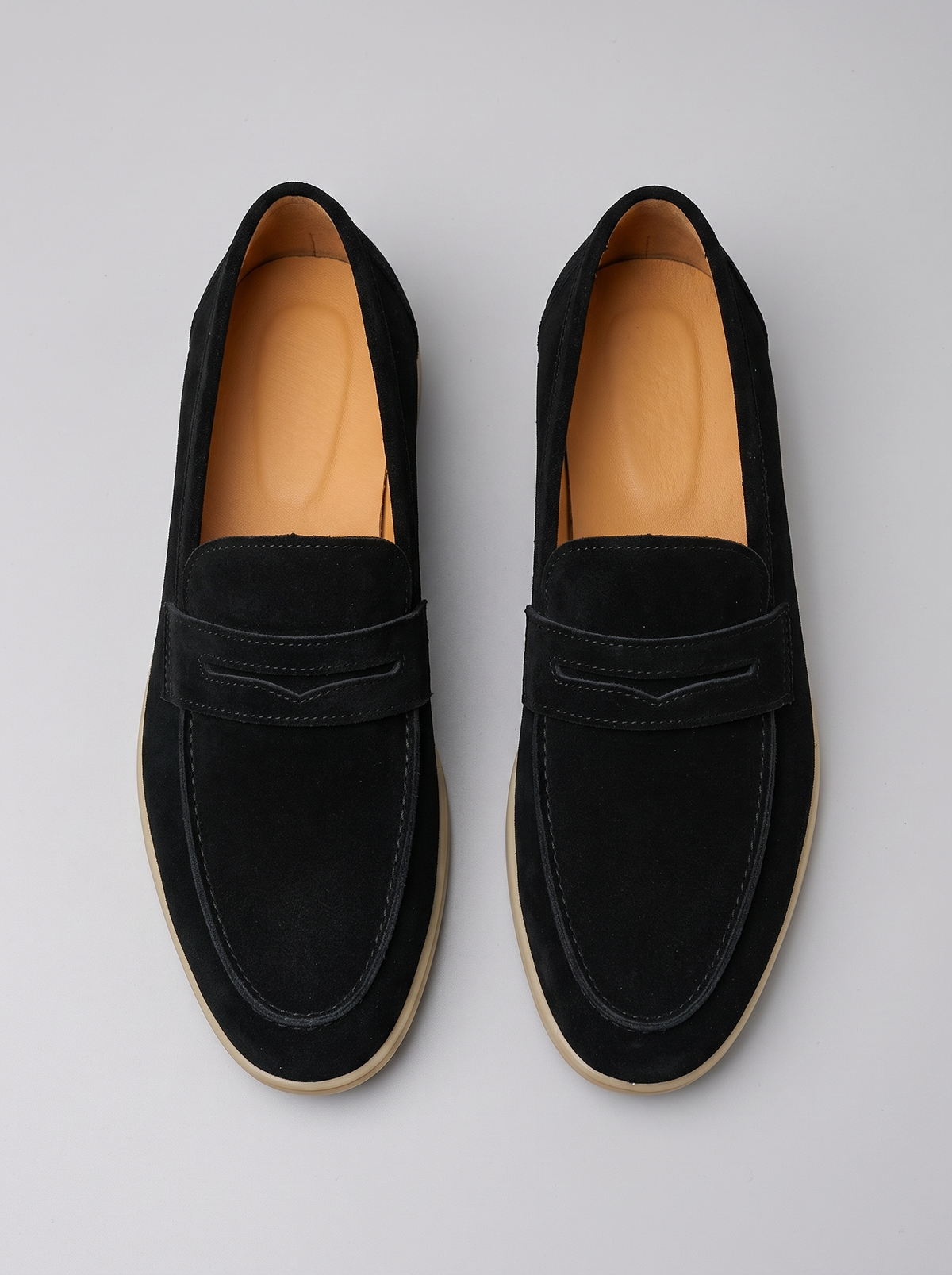 Classic zwarte suede penny loafers bovenaanzicht