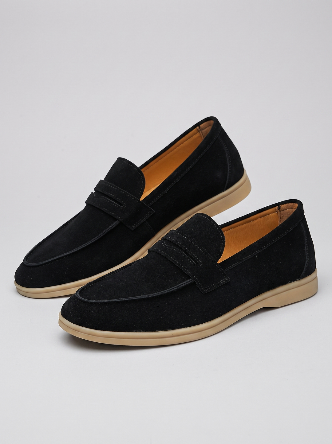 Classic zwarte suede penny loafers paar driekwart
