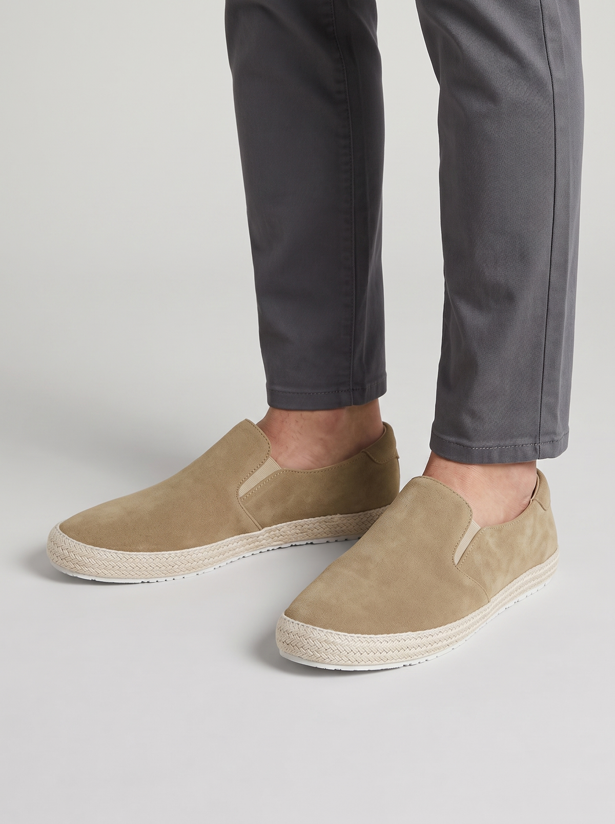 Riviera khaki suede espadrilles gedragen
