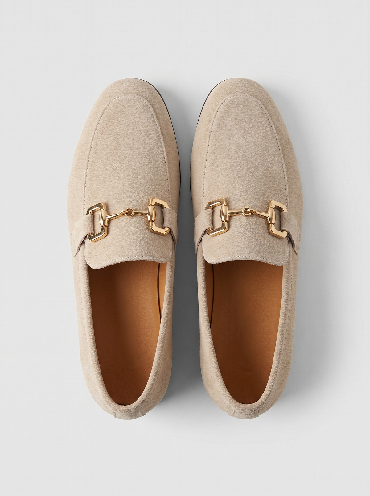 Bit beige suede loafers bovenaanzicht