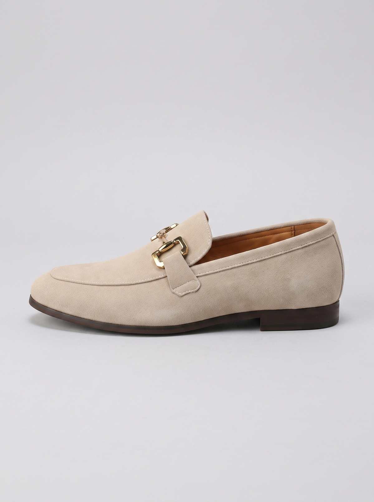 Bit beige suede loafer met gesp zijaanzicht
