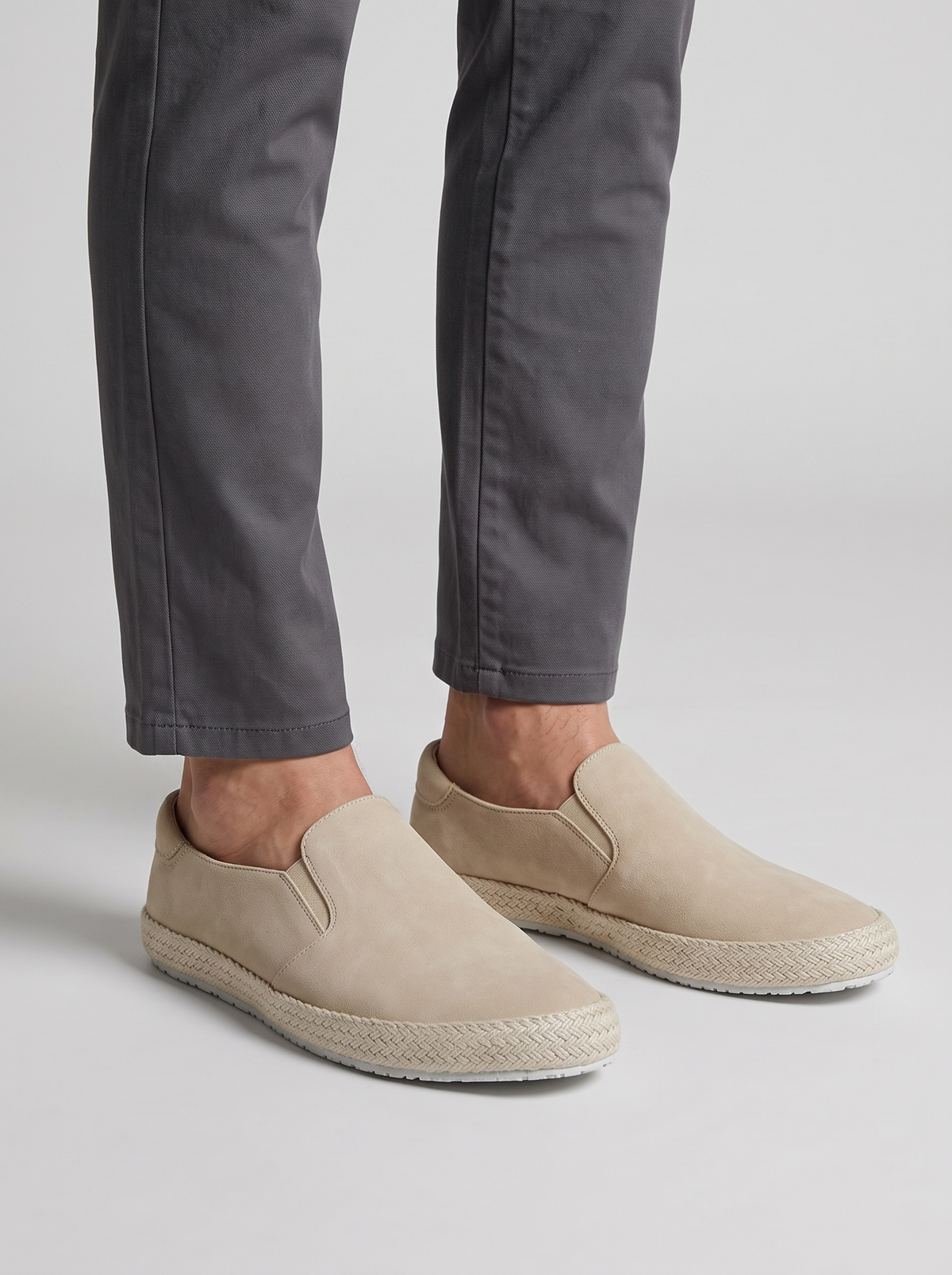 Riviera beige suede espadrilles gedragen