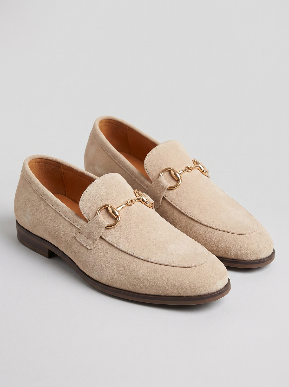 Bit beige suede loafers met gesp paar driekwart