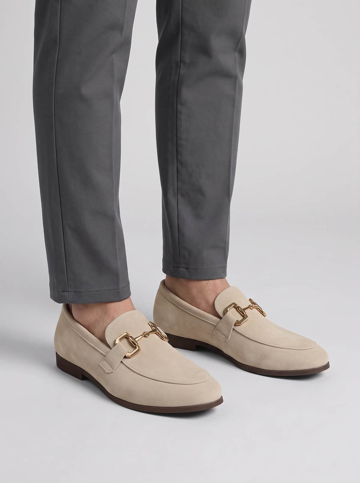 Bit beige suede loafers gedragen