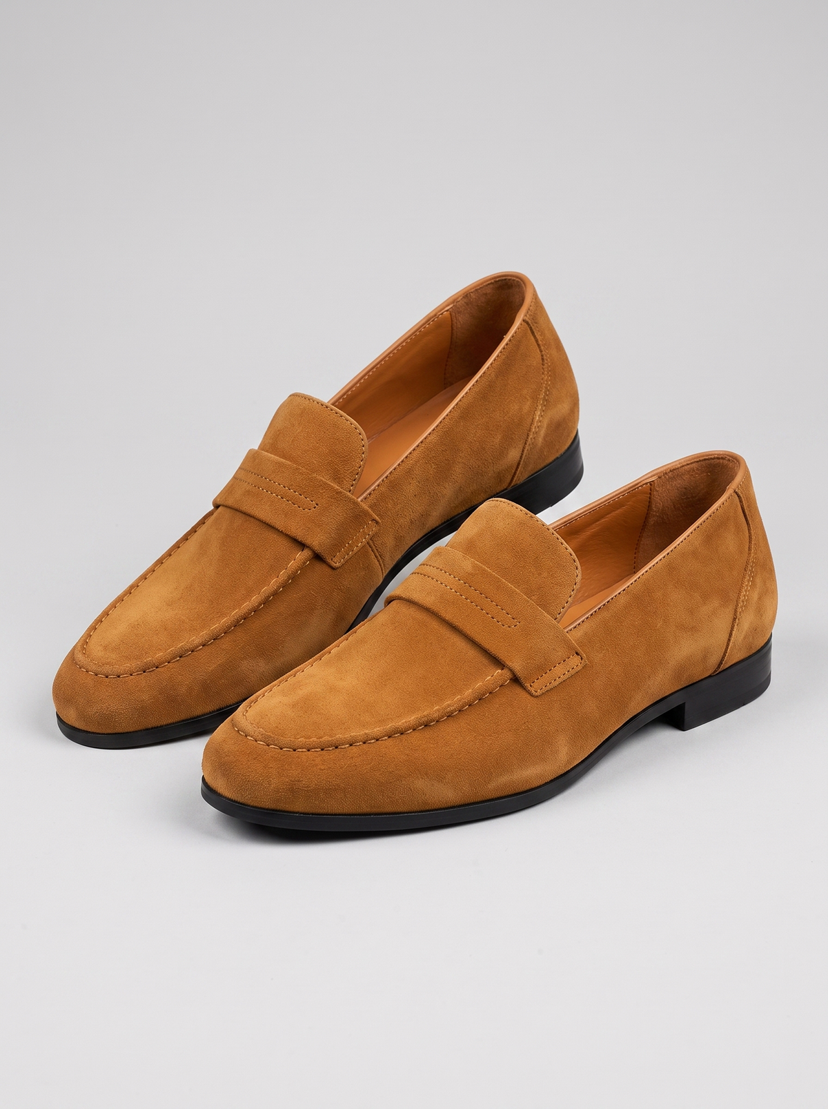 Classic caramel suede loafers paar driekwart