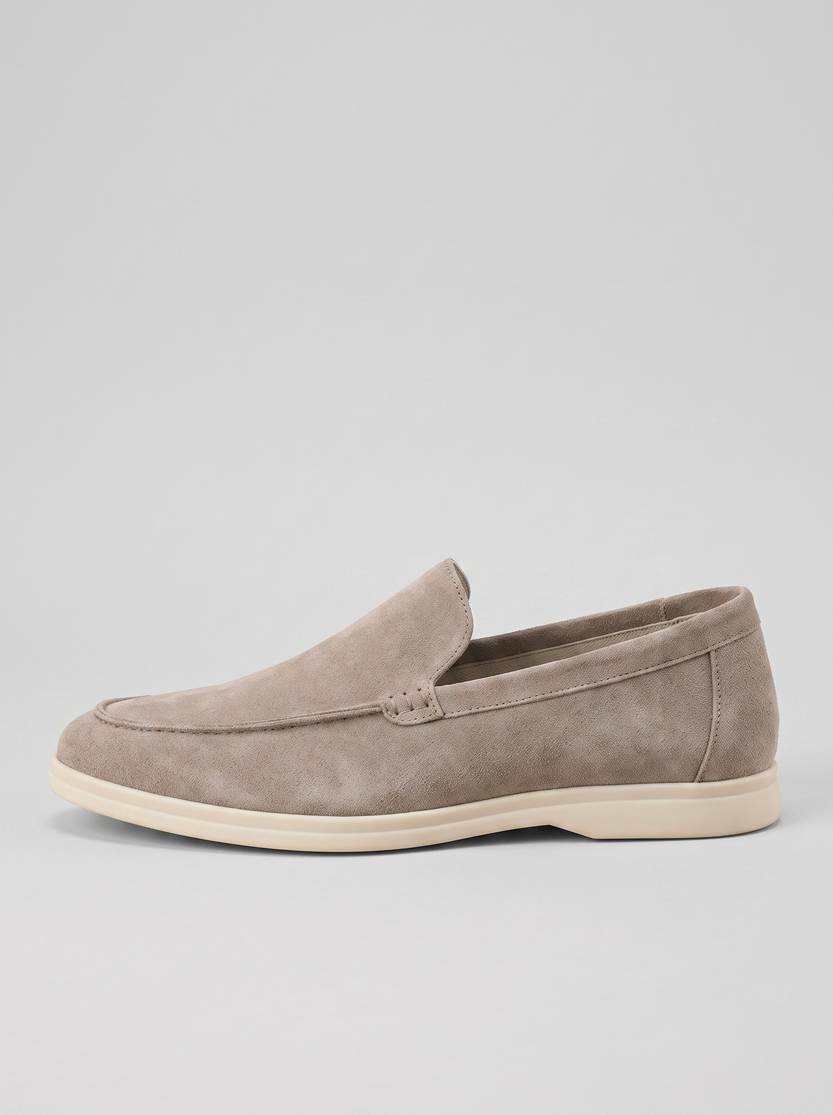 Classic taupe suede loafer zijaanzicht