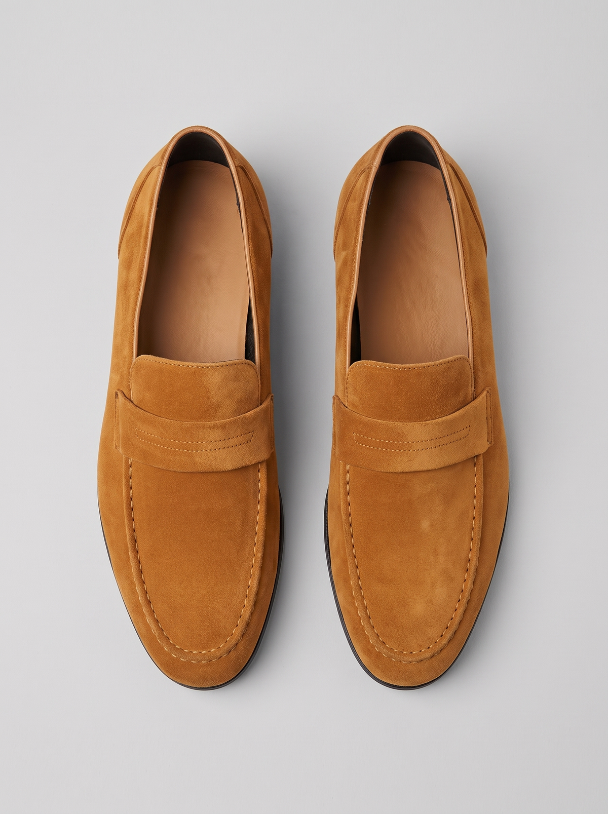 Classic caramel suede loafers bovenaanzicht
