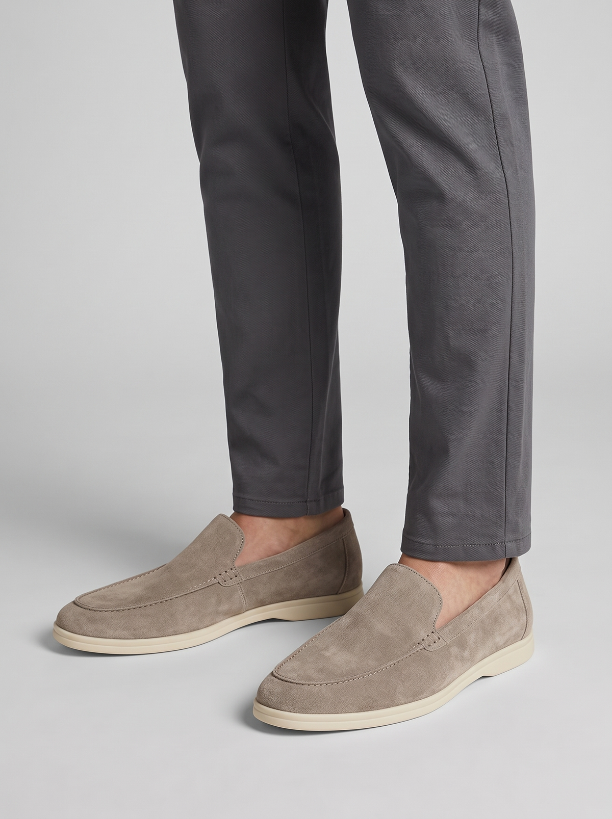 Classic taupe suede loafers gedragen