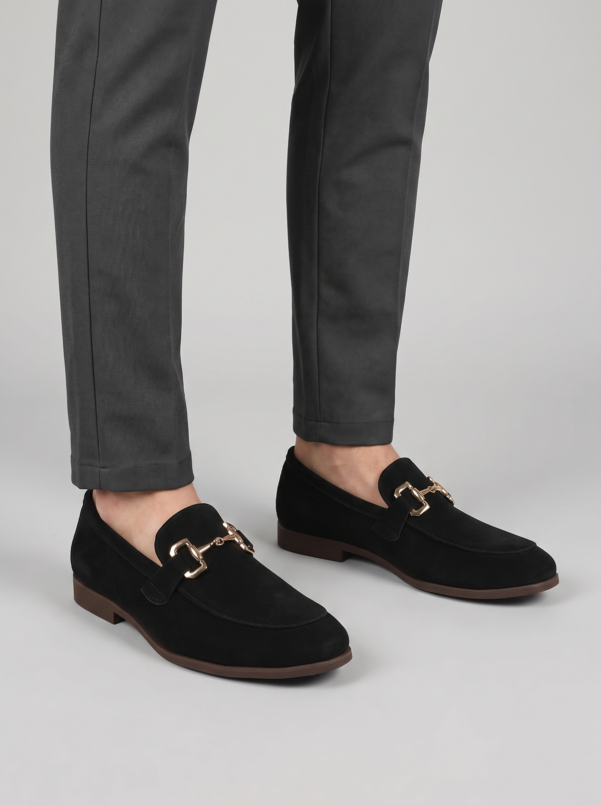 Bit zwarte suede loafers gedragen