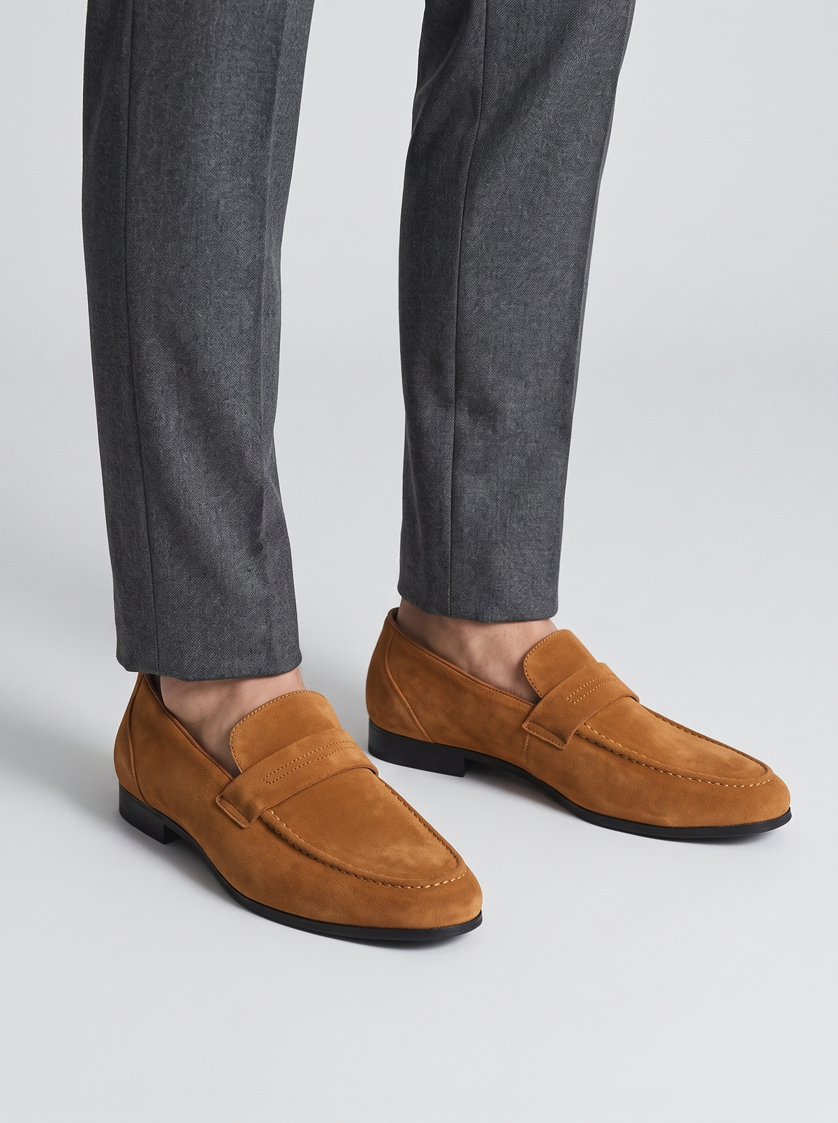 Classic caramel suede loafers gedragen