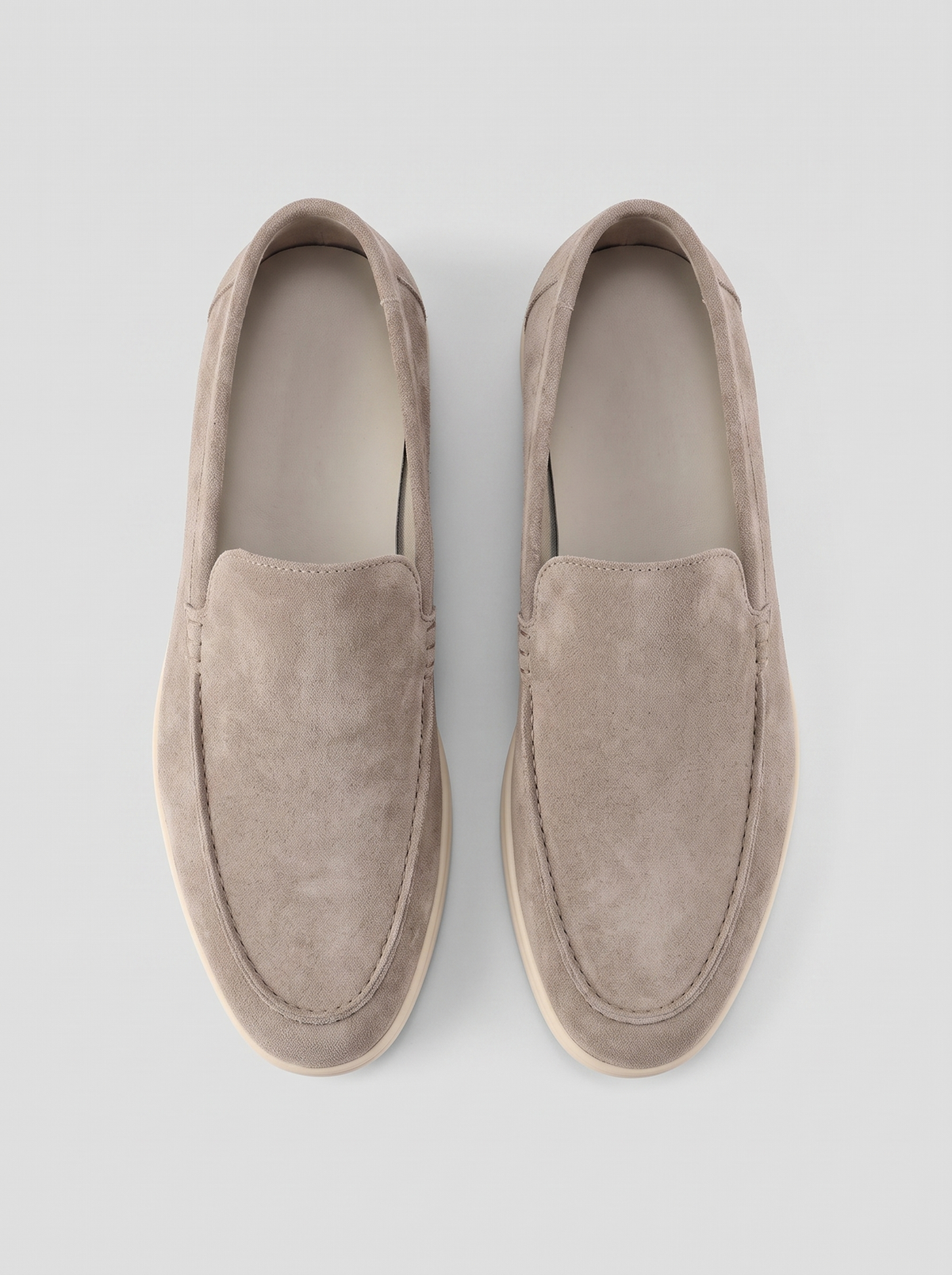 Classic taupe suede loafers bovenaanzicht